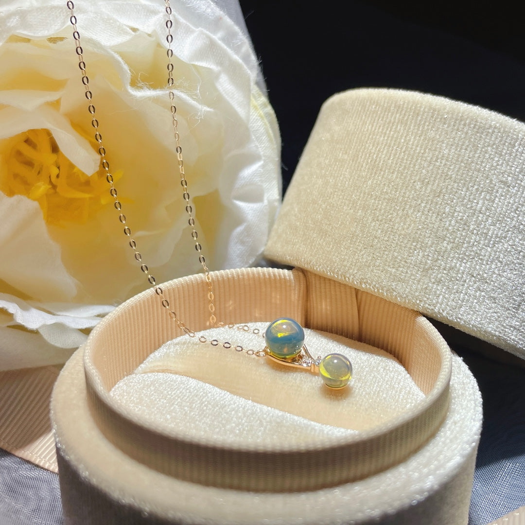 Noua sosire: Pandantiv cu chihlimbar albastru dominican încorporat în aur de 18k - bijuterii rafinate