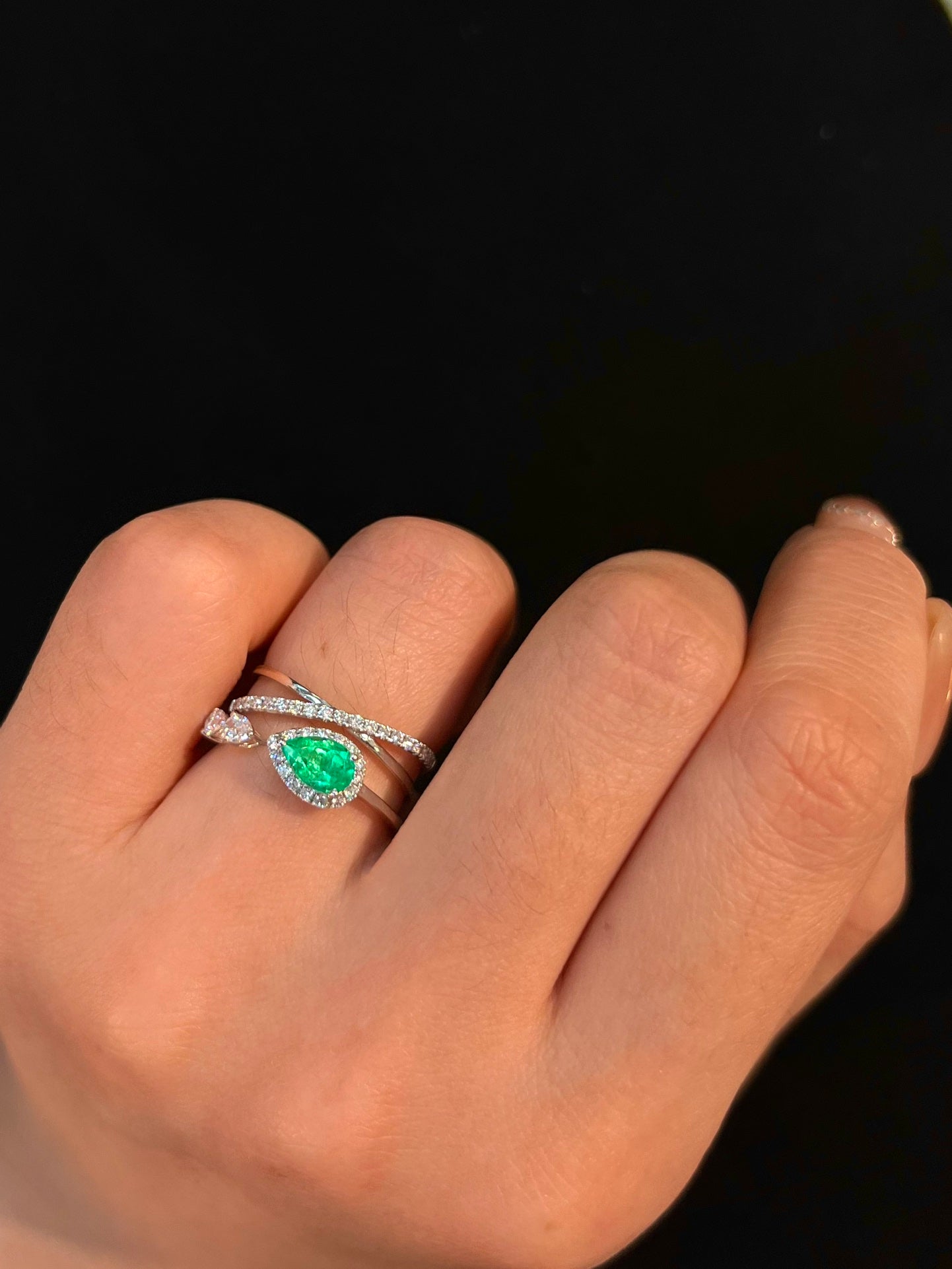 Inel elegant și captivant din aur de 18K cu smarald columbian cu diamante - o bijuterie obligatorie