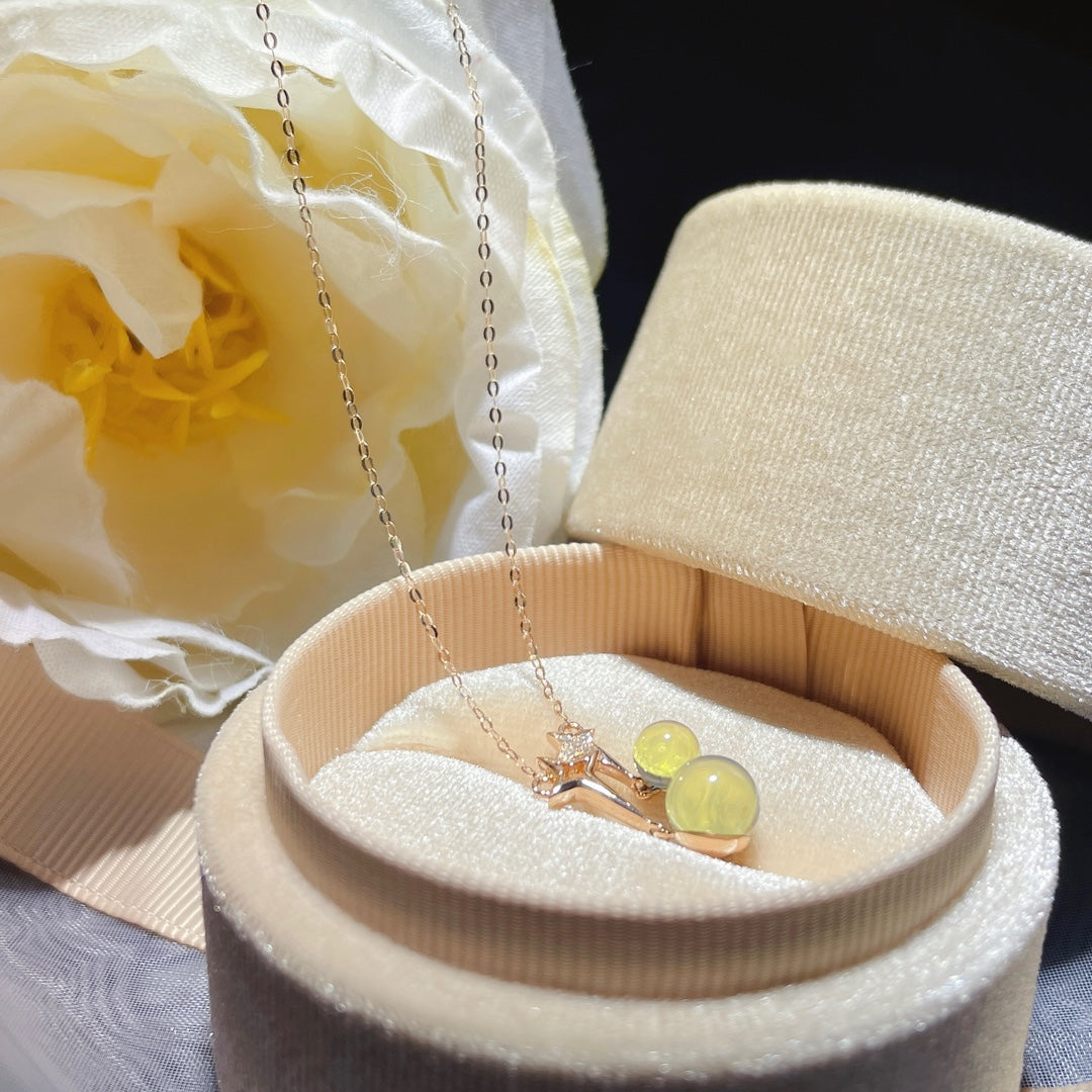 وصول جديد: قلادة من الكهرمان الأزرق الدومينيكي المضمنة بالذهب عيار 18 قيراط - مجوهرات أنيقة