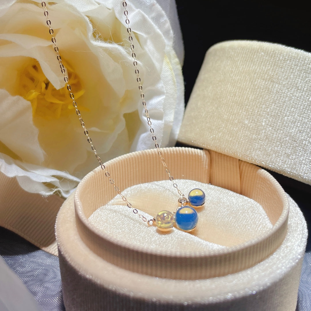 Nowość: Wisior z 18-karatowego złota z osadzonym niebieskim bursztynem dominikańskim - biżuteria z romantycznego wszechświata