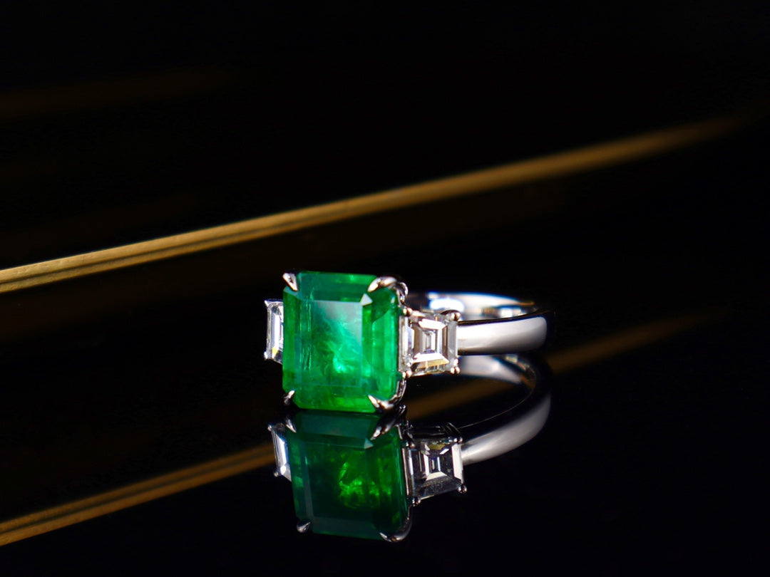 Anello con smeraldo: gioiello di alta qualità verde brillante