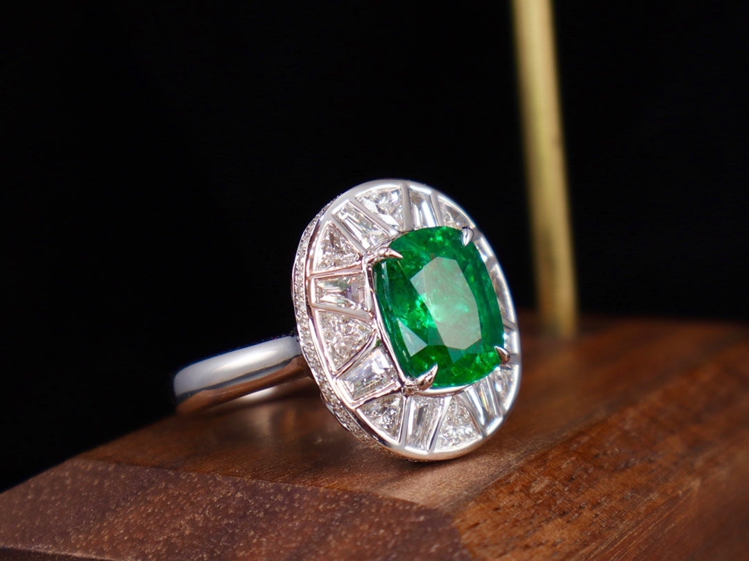Anello con smeraldo: capolavoro di gioielleria verdeggiante di prima qualità