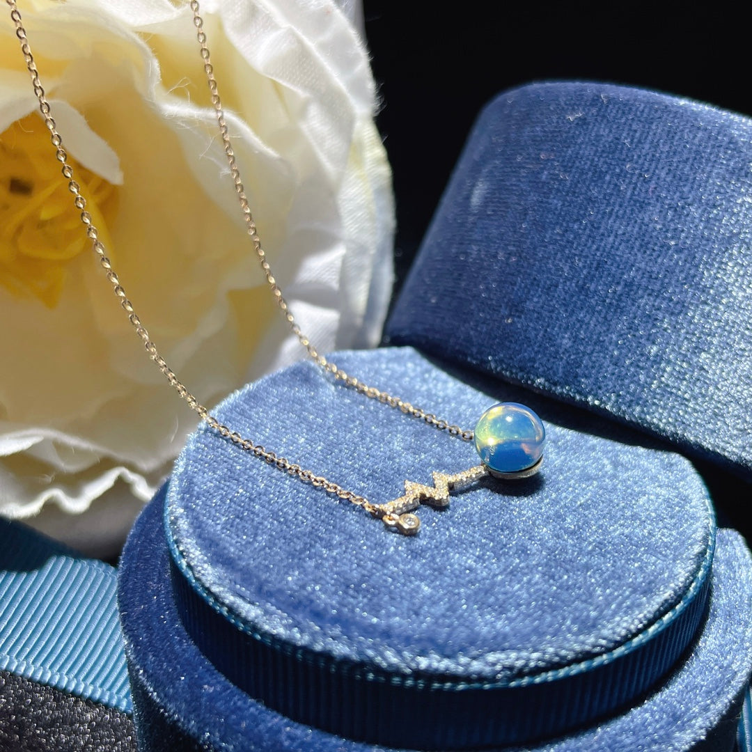 Wykwintny wisiorek z 18-karatowego złota z osadzonym niebieskim bursztynem dominikańskim - znaczące spotkanie w biżuterii