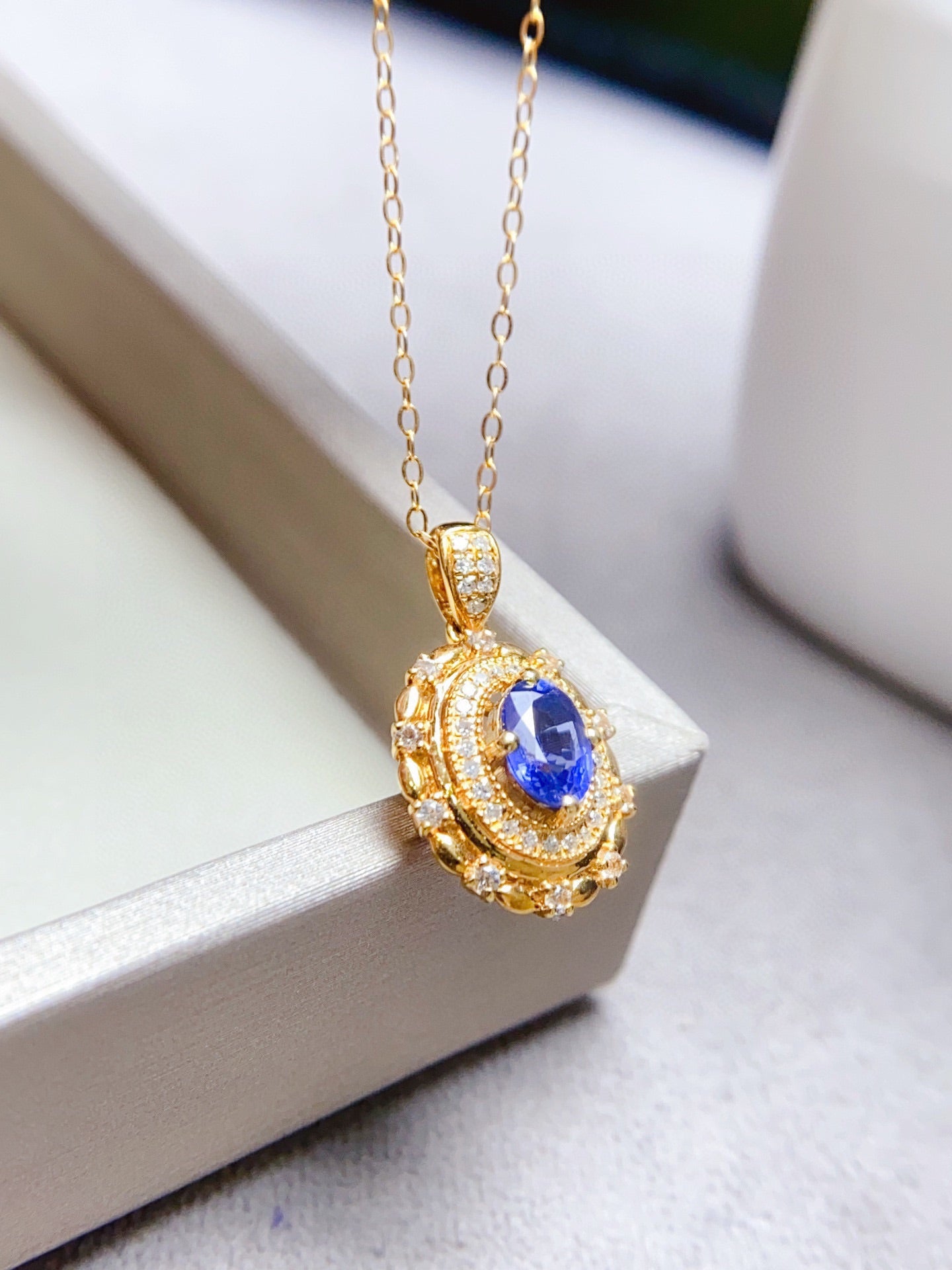 Colgante de Zafiro Natural en Oro de 18k con Detalles de Diamantes - Joyería Exquisita