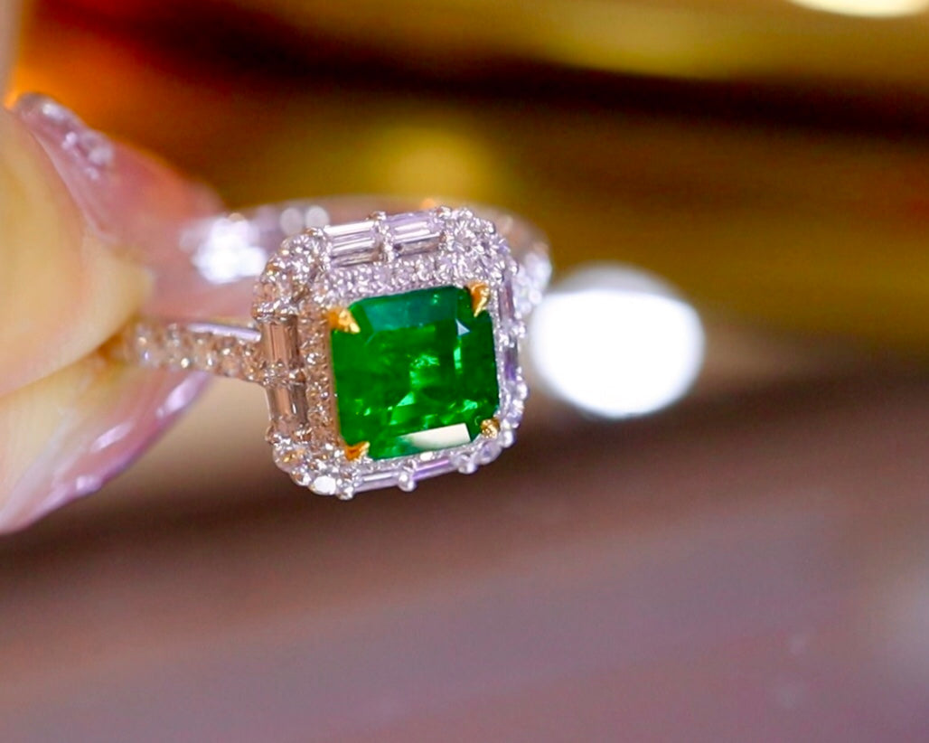 Elegant and Understated Natural Waton Green Emerald Ring - Jewelry