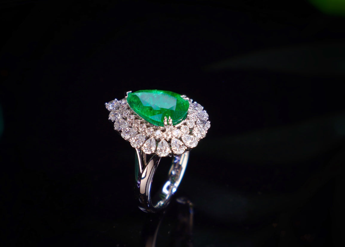 Anello con smeraldo - Gioielli con pietre preziose vetrose verde vivo