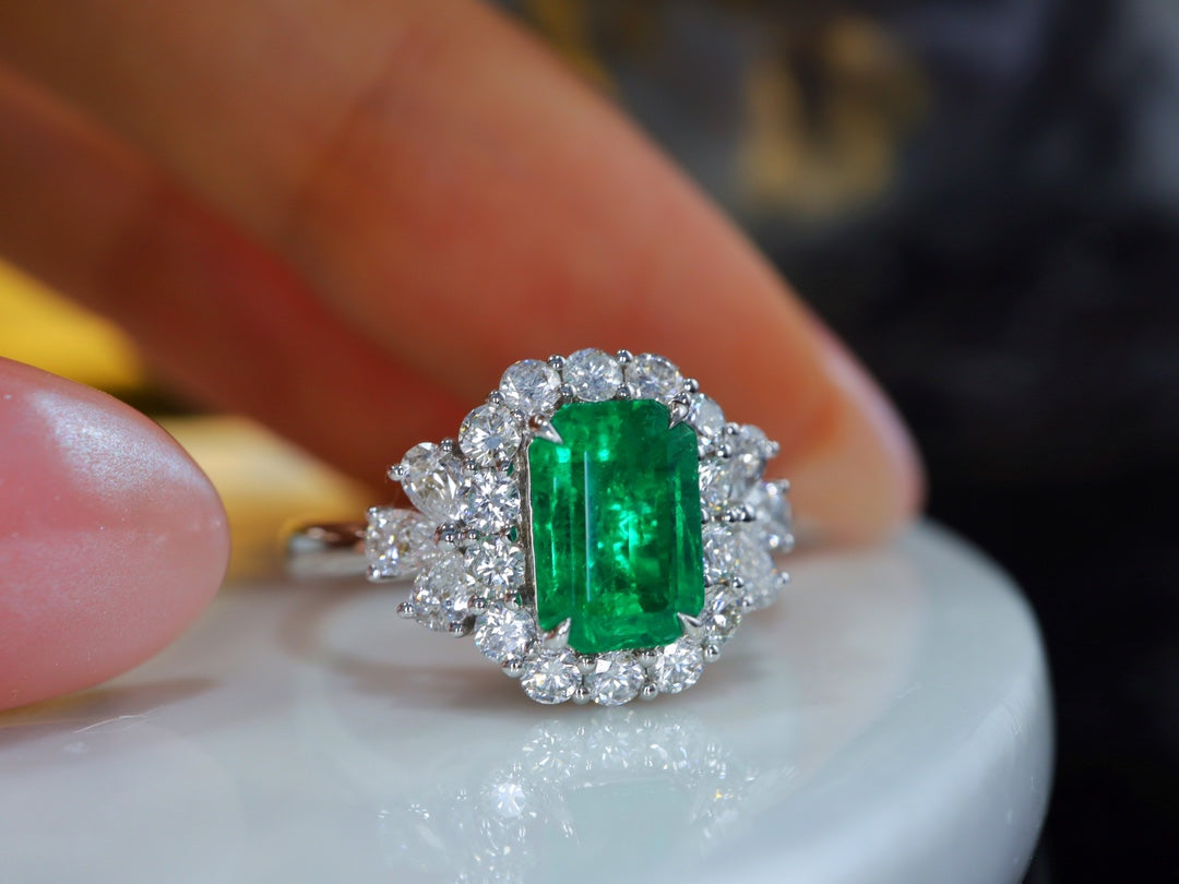 Anello con smeraldo: gioielli di lusso vetrosi, verde vivo