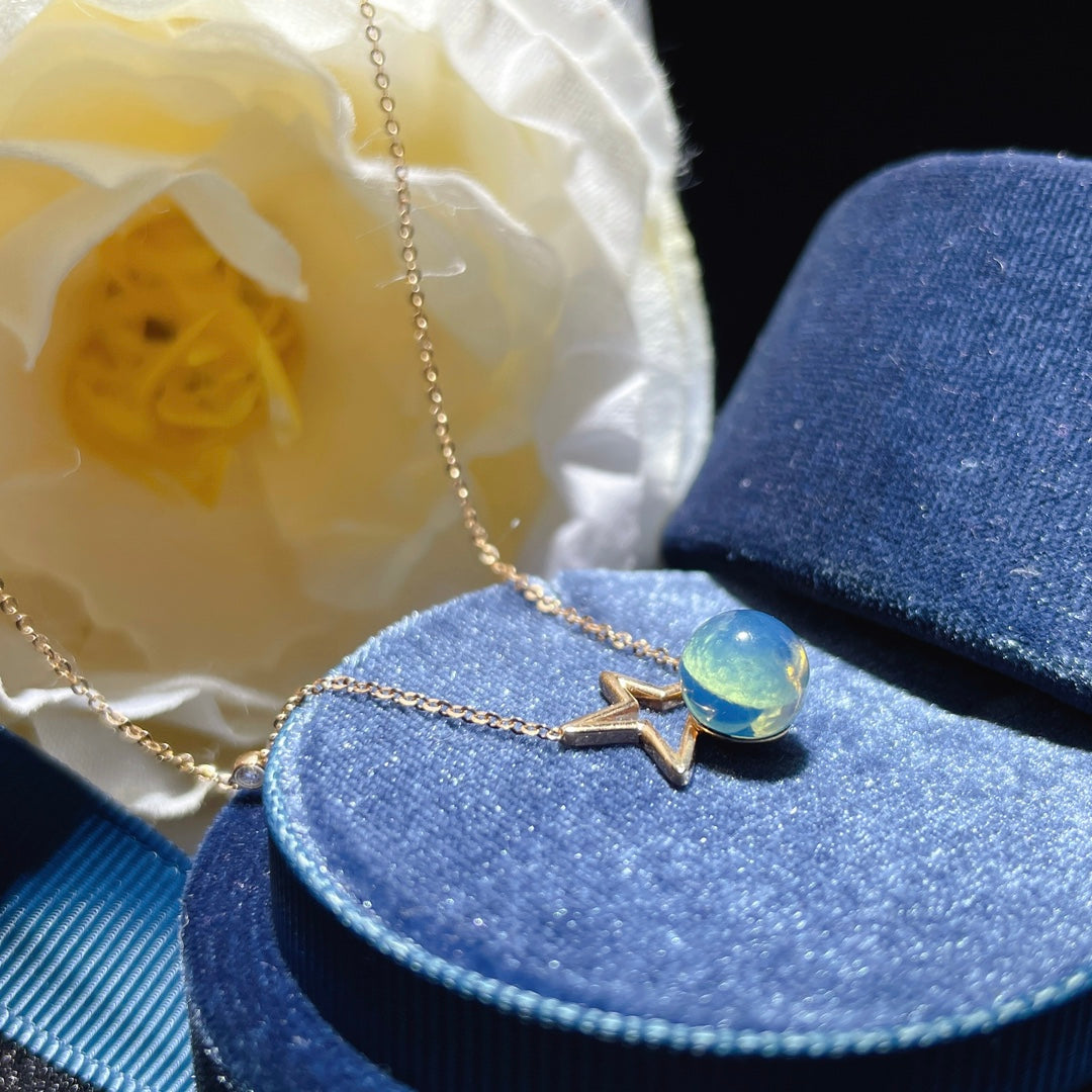 Hieno 18K kultaa upotettu Dominikaanisensininen meripihkariipus - koruja rakastetuille hetkille