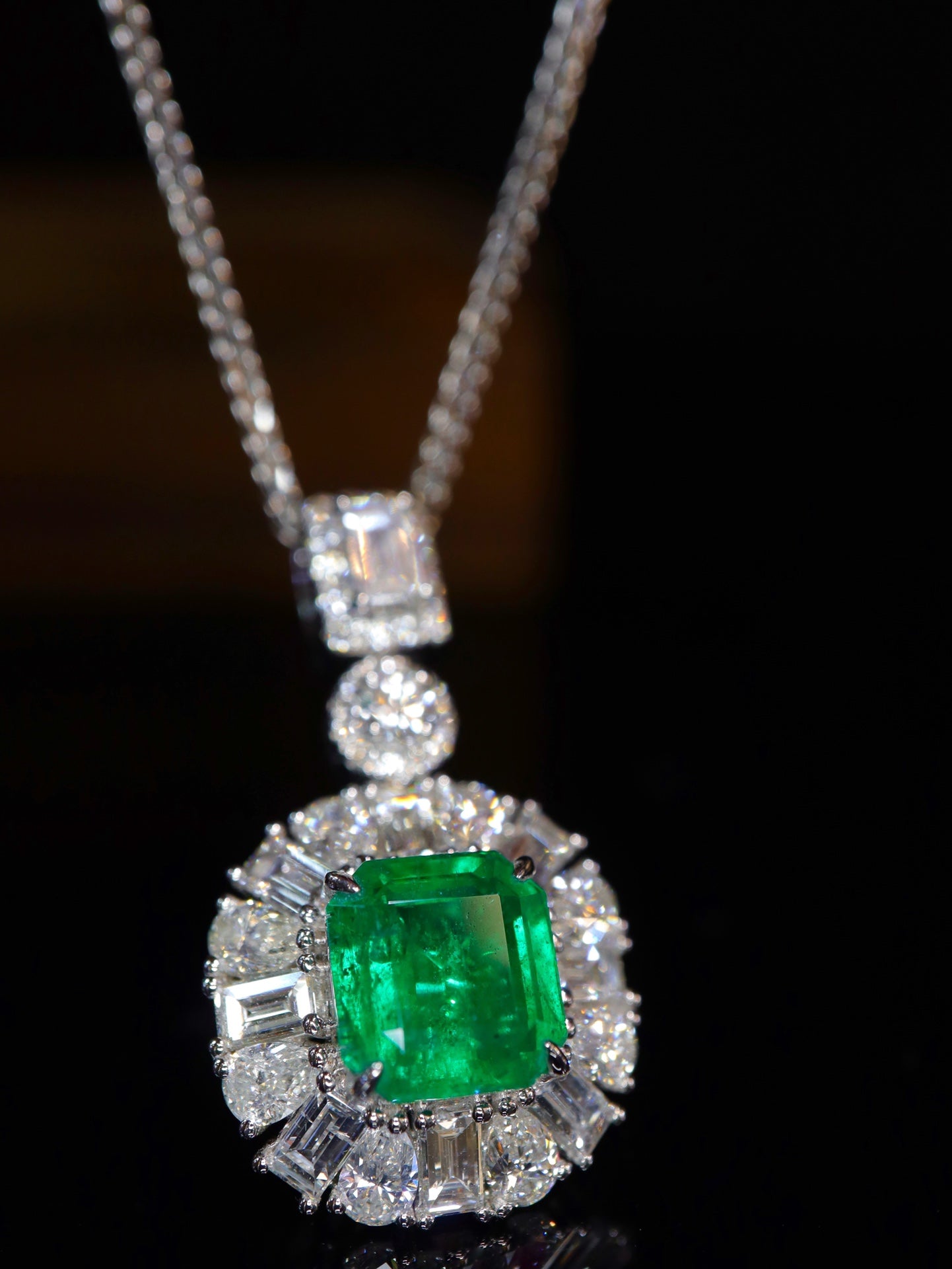 Emerald Pendant Jewelry: Vivid Green Masterpiece with Sparkling Diamonds