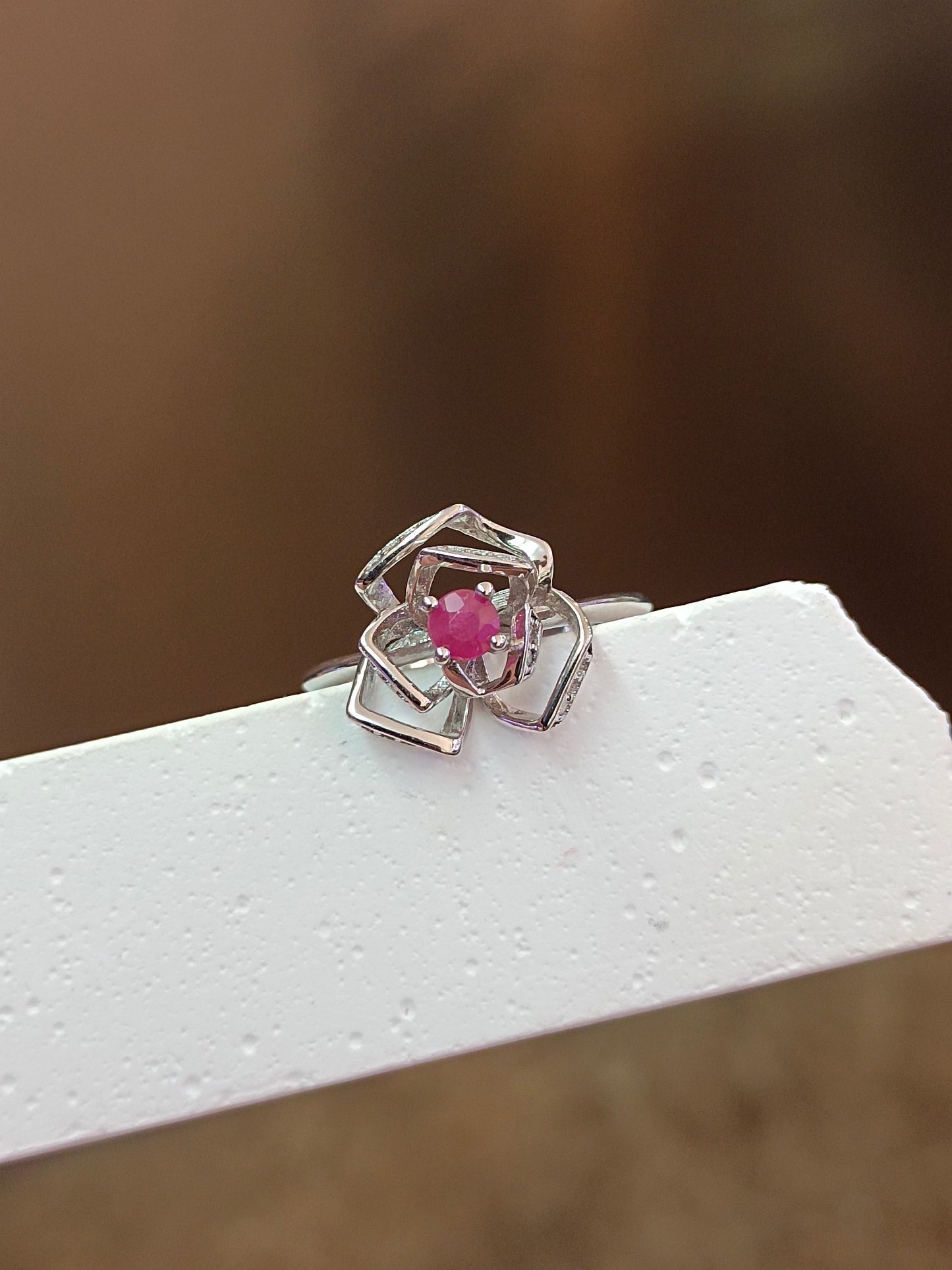 Anello ritagliato con rosa rubino realizzato in argento S925 - Design di gioiello unico
