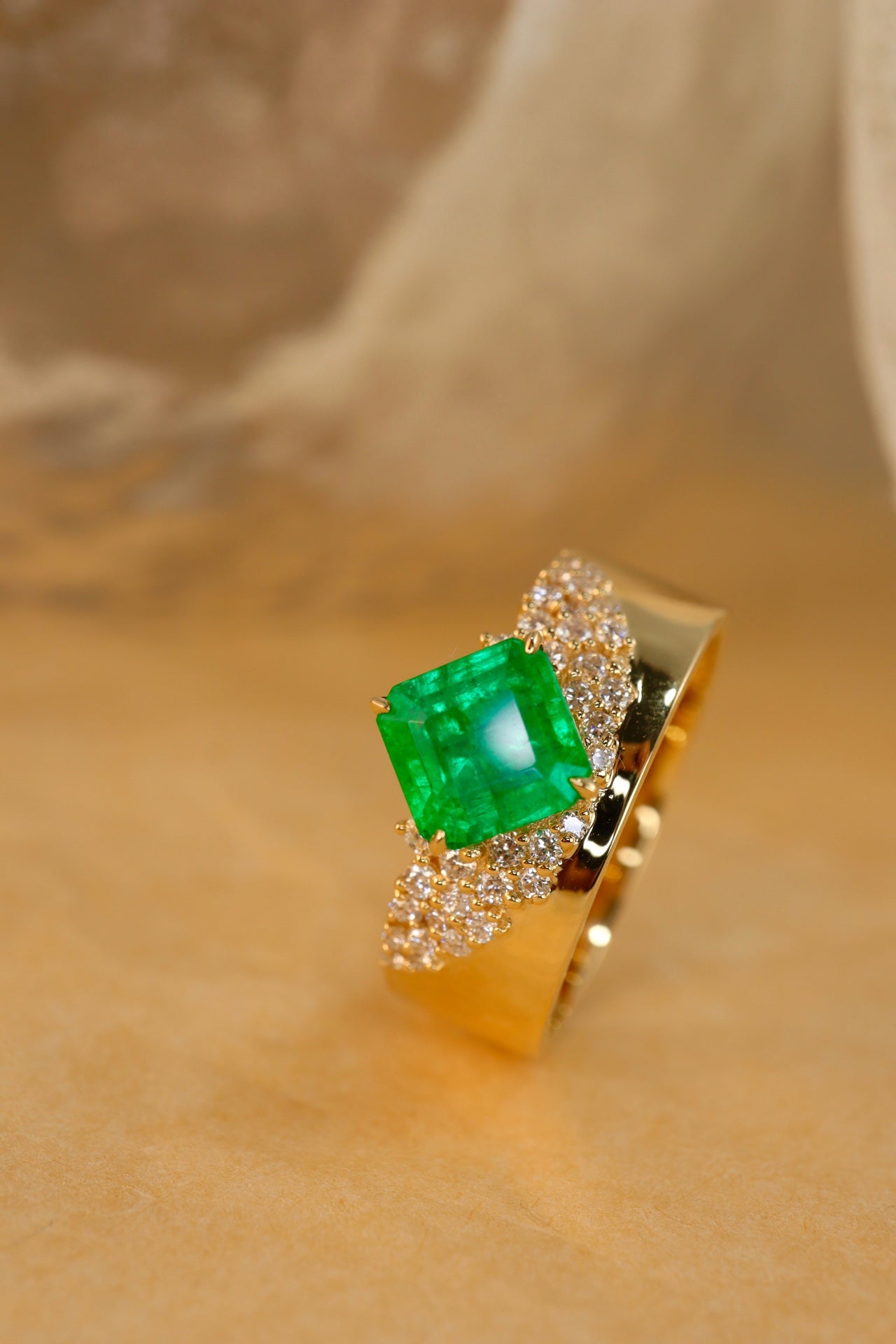 Schmuckstück aus Panjshir-Smaragd und Diamanten – ein funkelndes Juwel