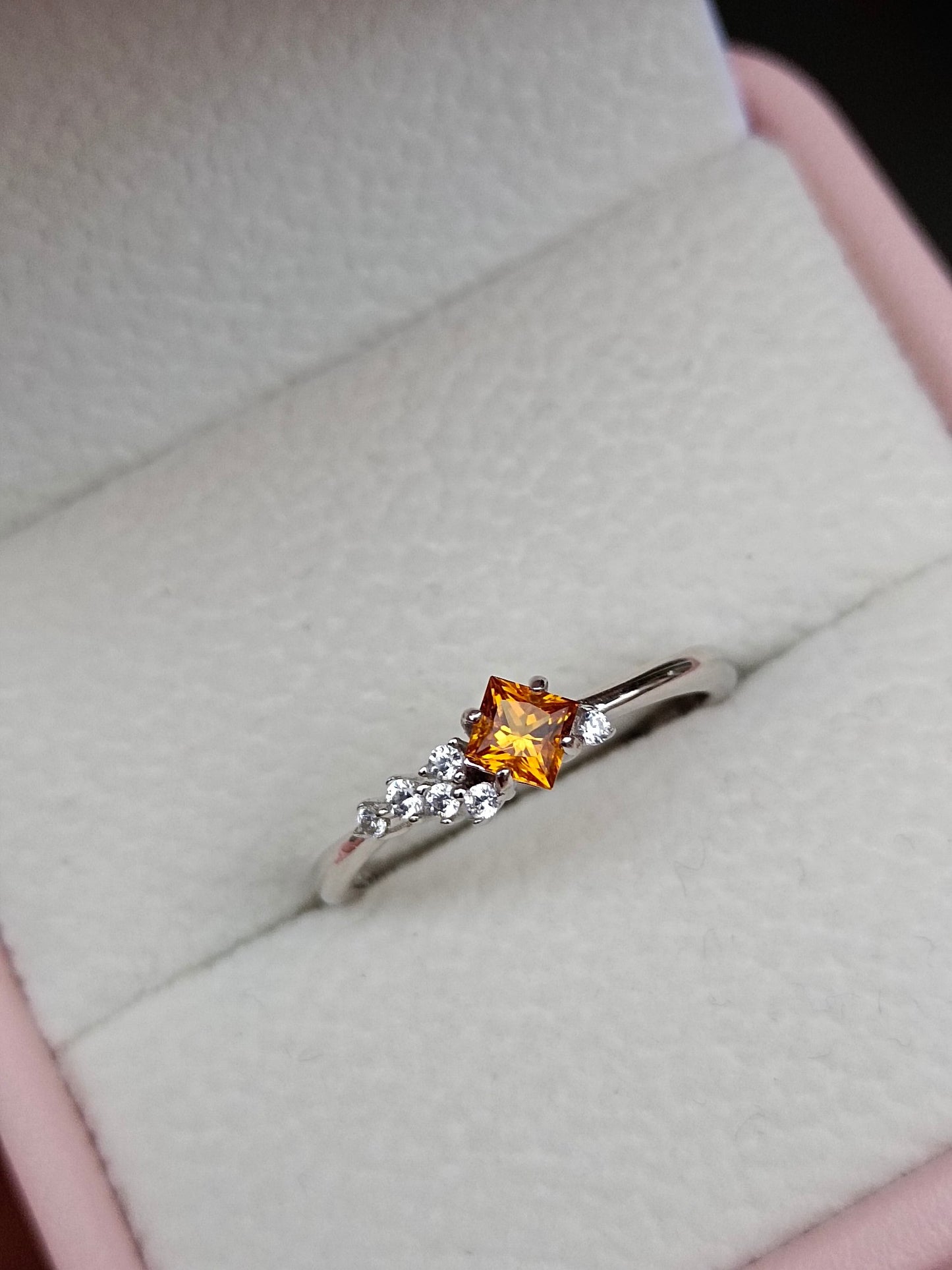 Splendido anello in cristallo giallo taglio principessa: gioielli squisiti