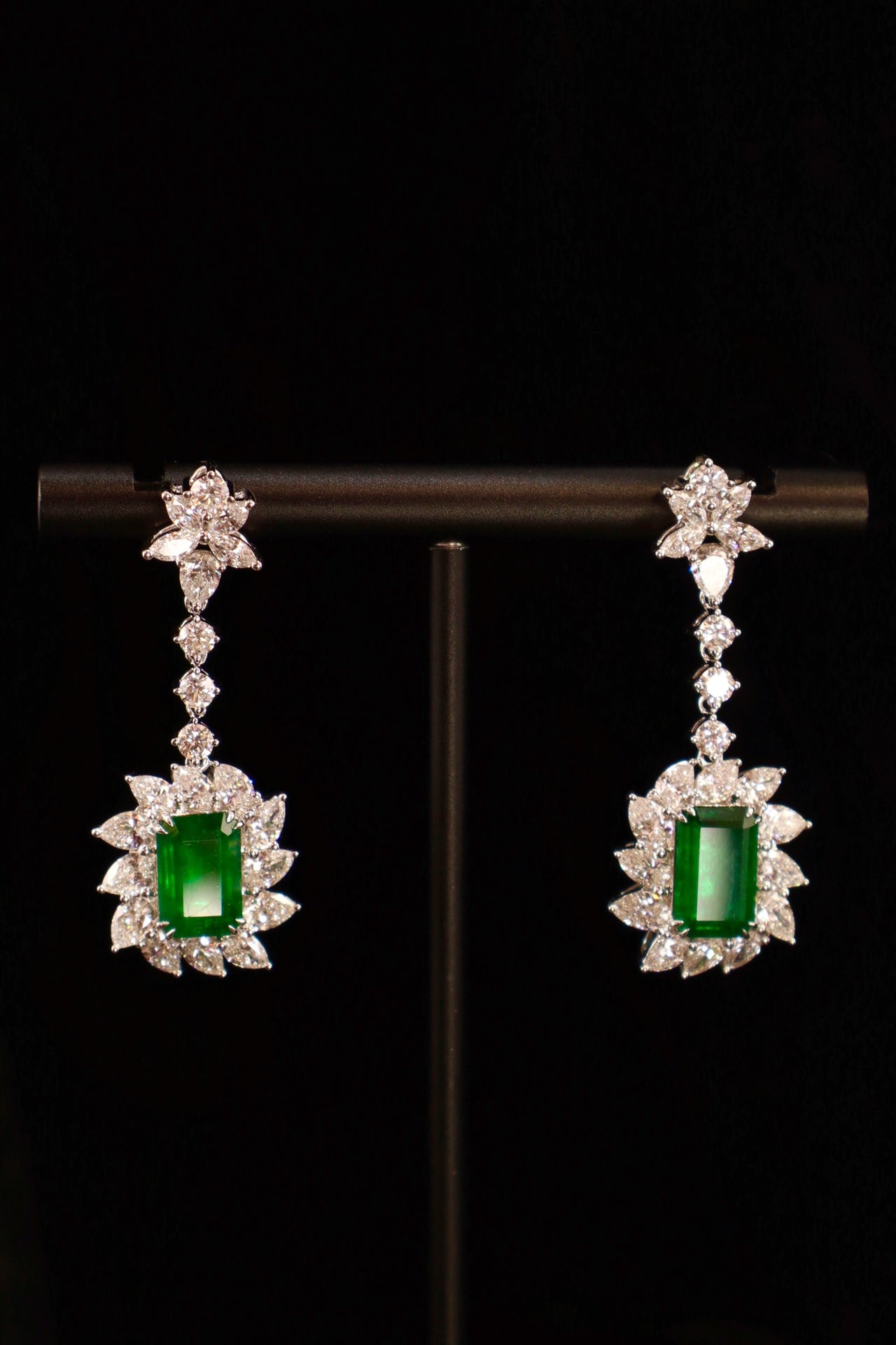 Anting Hijau Zamrud - Perhiasan Mewah