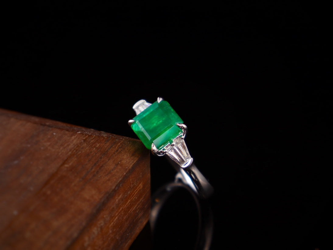 Smaragdring – leuchtend grünes Schmuckstück mit Diamantakzenten