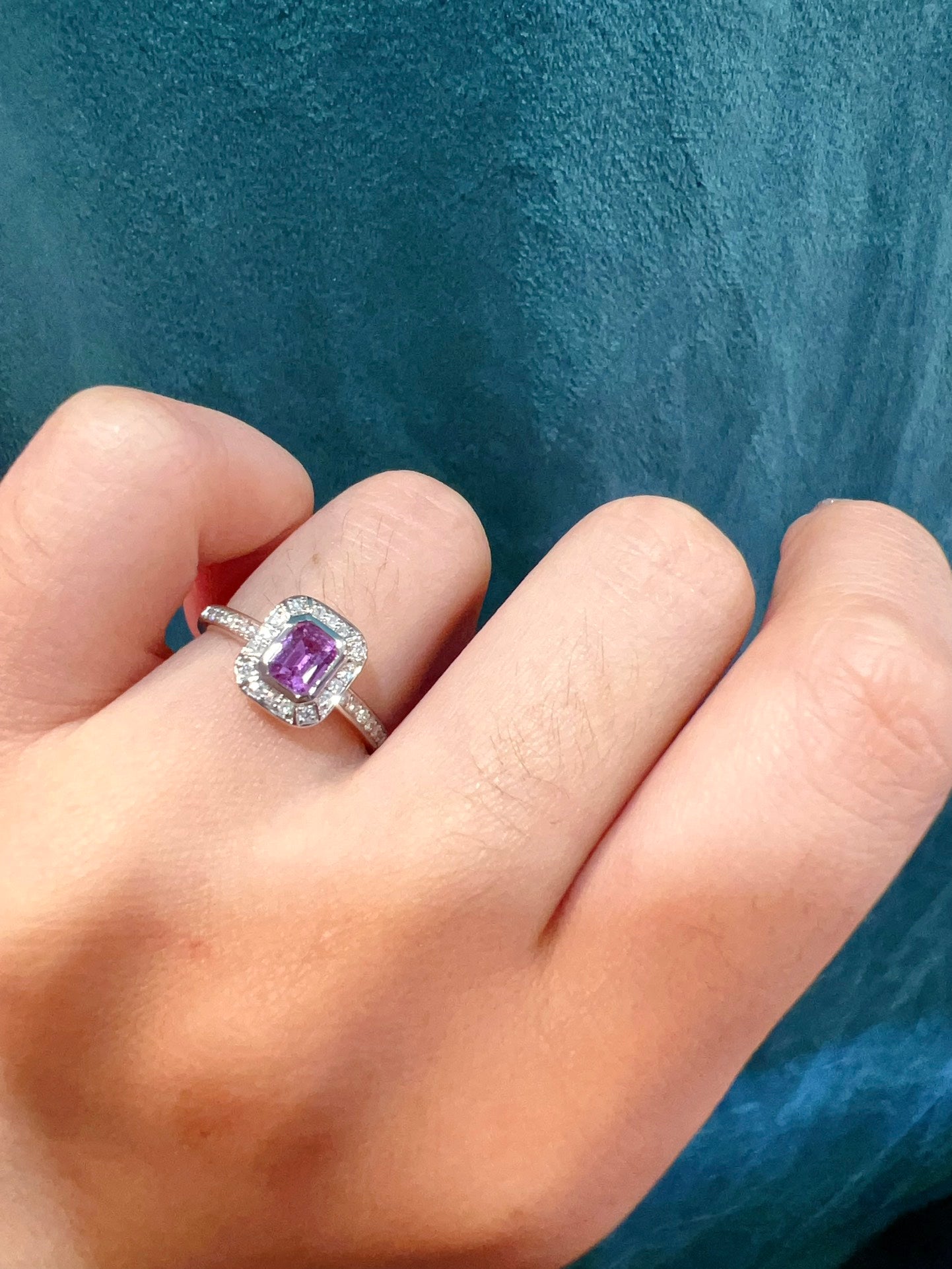 Inel elegant și versatil din aur de 18K cu safir Paparacha cu diamante - bijuterii pentru fiecare ocazie