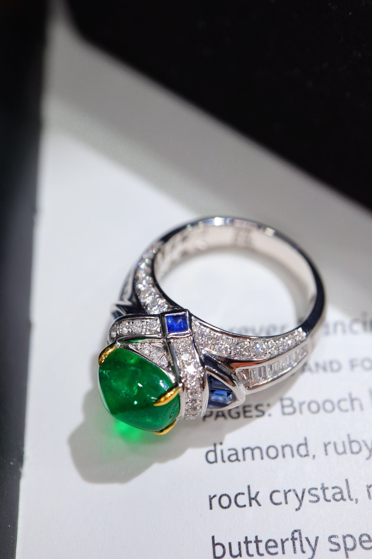 Artdeco Schwerer handwerklicher Zuckerhut-Smaragd-Ring mit 3,68 ct – seltener großer Karat-Schmuck