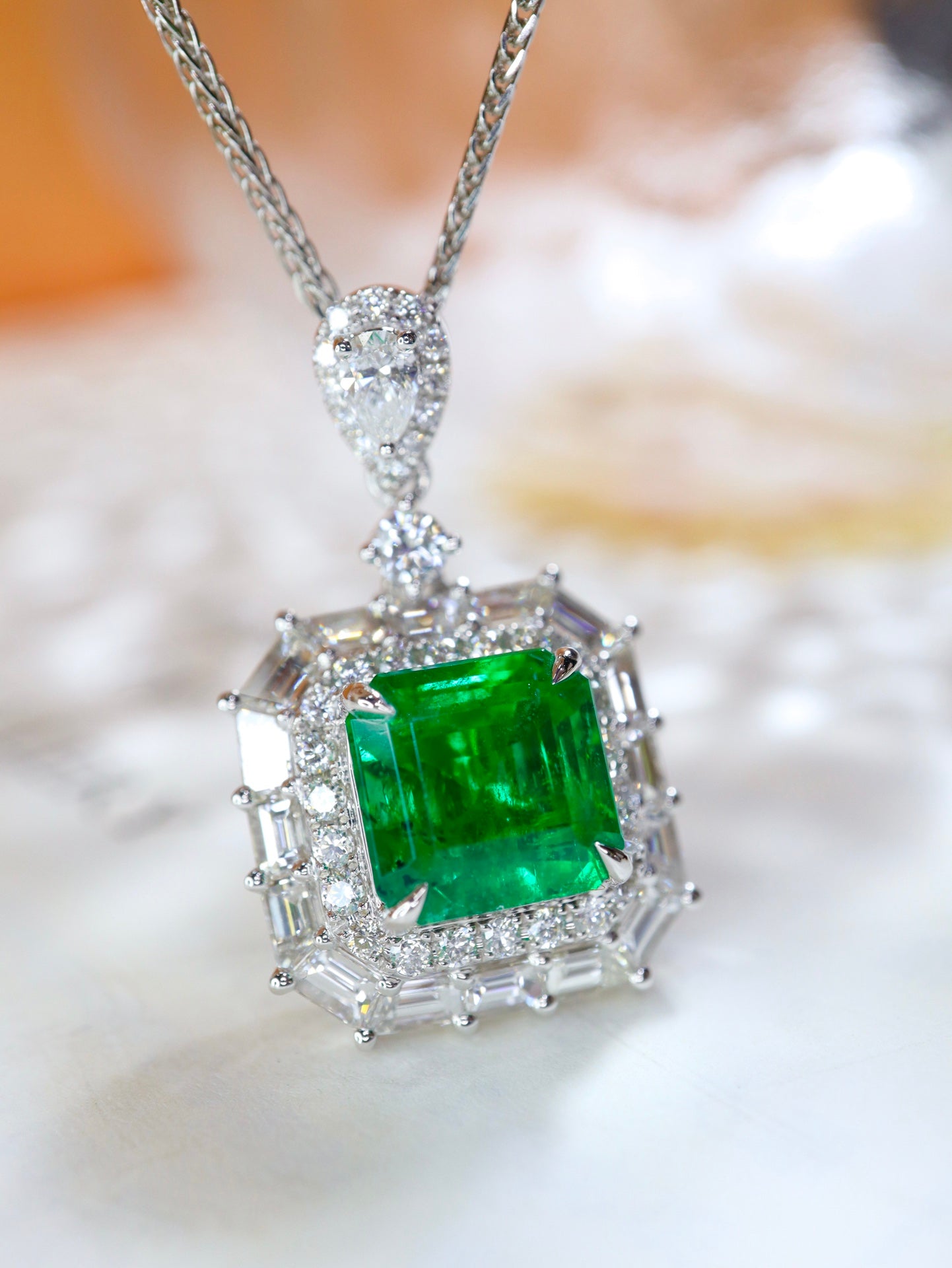 Bijuterii cu pandantiv cu smarald: cristal de sticlă verde viu de 2,75 ct, luxos și elegant