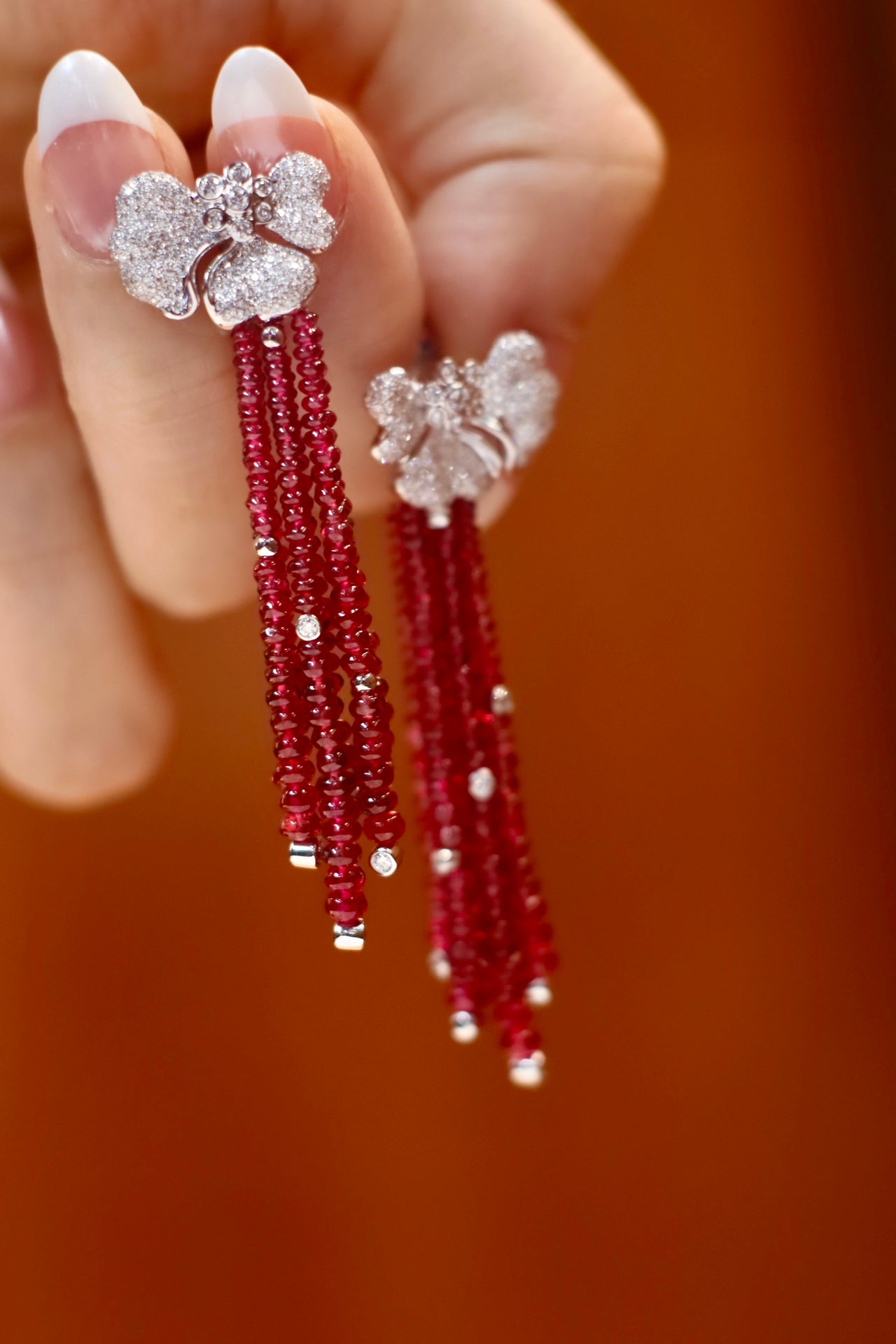 Boucles d'oreilles en spinelle du Myanmar non chauffées : bijoux fascinants au design de perles de jet