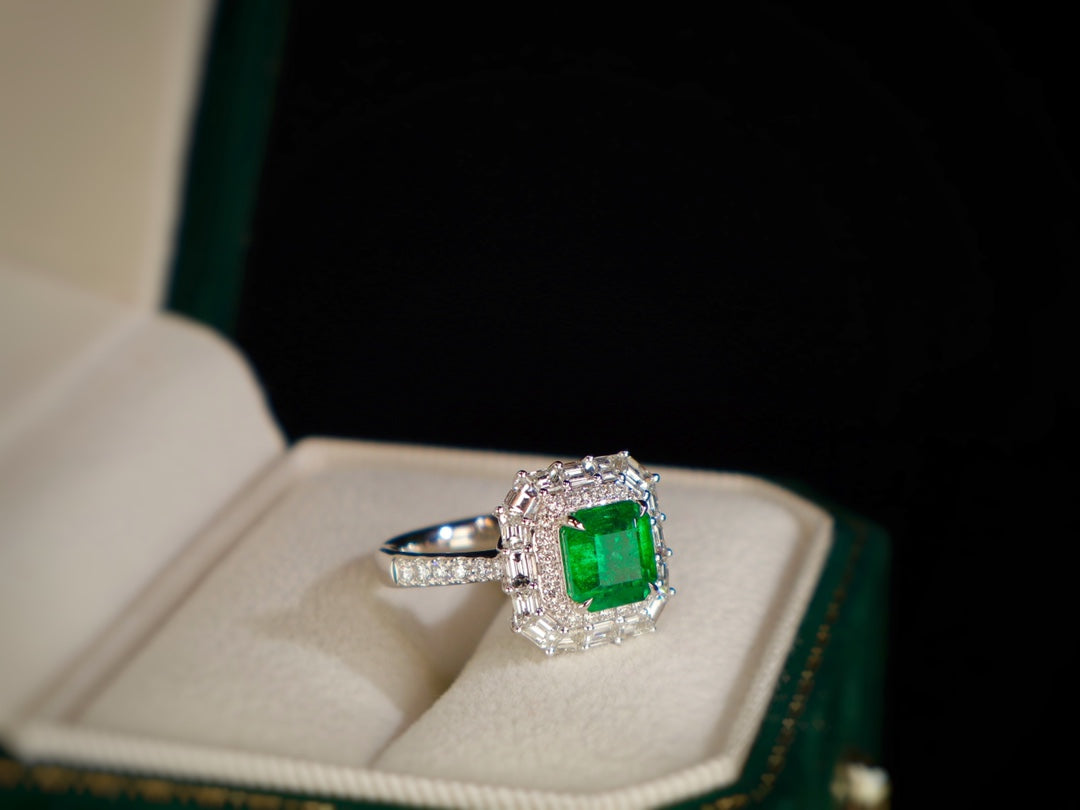 Anello con smeraldo: lussuoso gioiello verde vivido