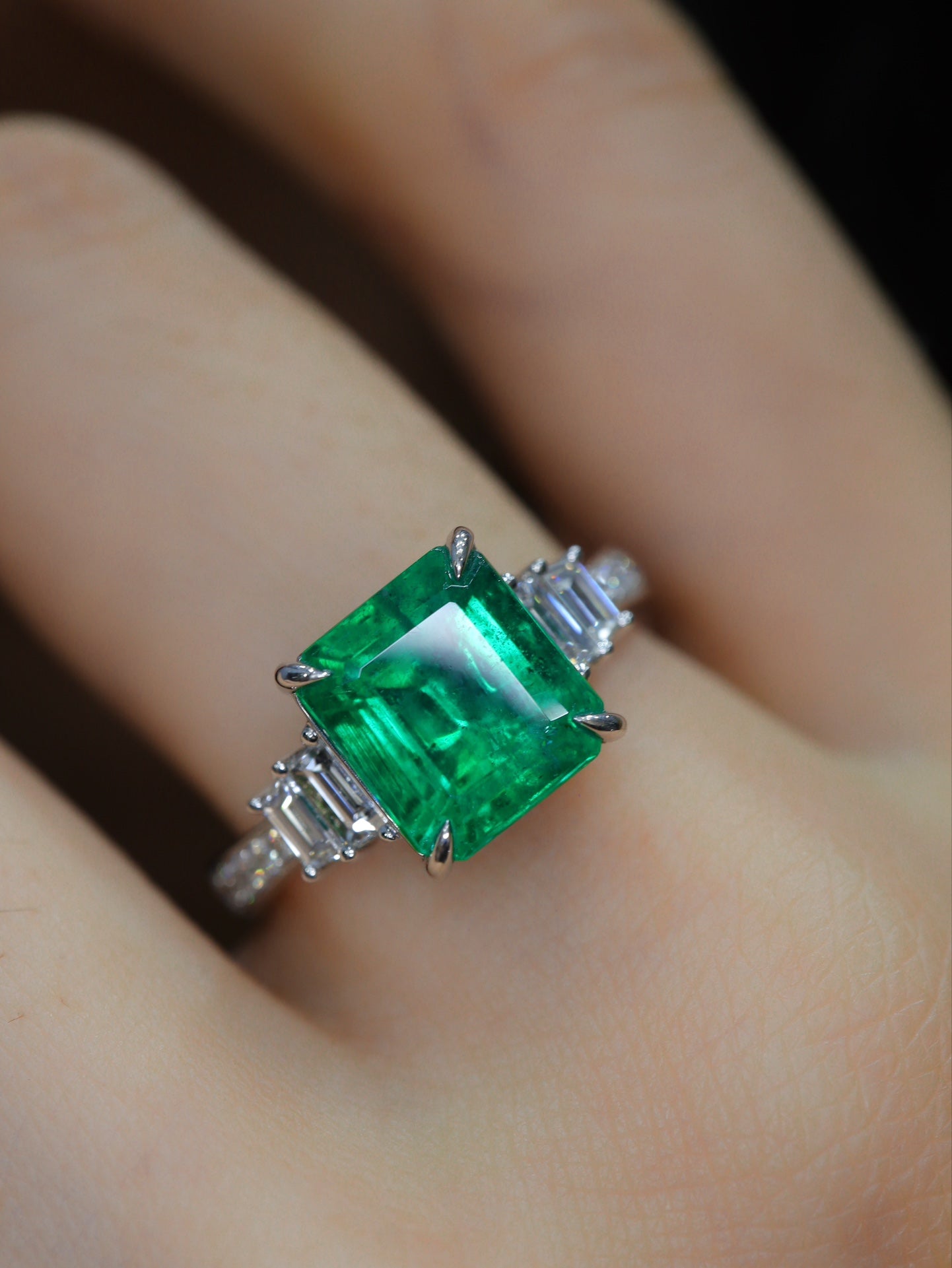 Anello con smeraldo - Gioiello verde brillante da indossare ogni giorno