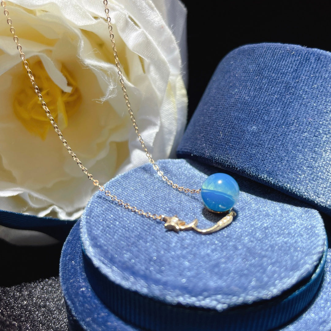 Zarif 18 Ayar Altın Gömülü Dominik Mavisi Kehribar Kolye - Bir Takı Başyapıtı