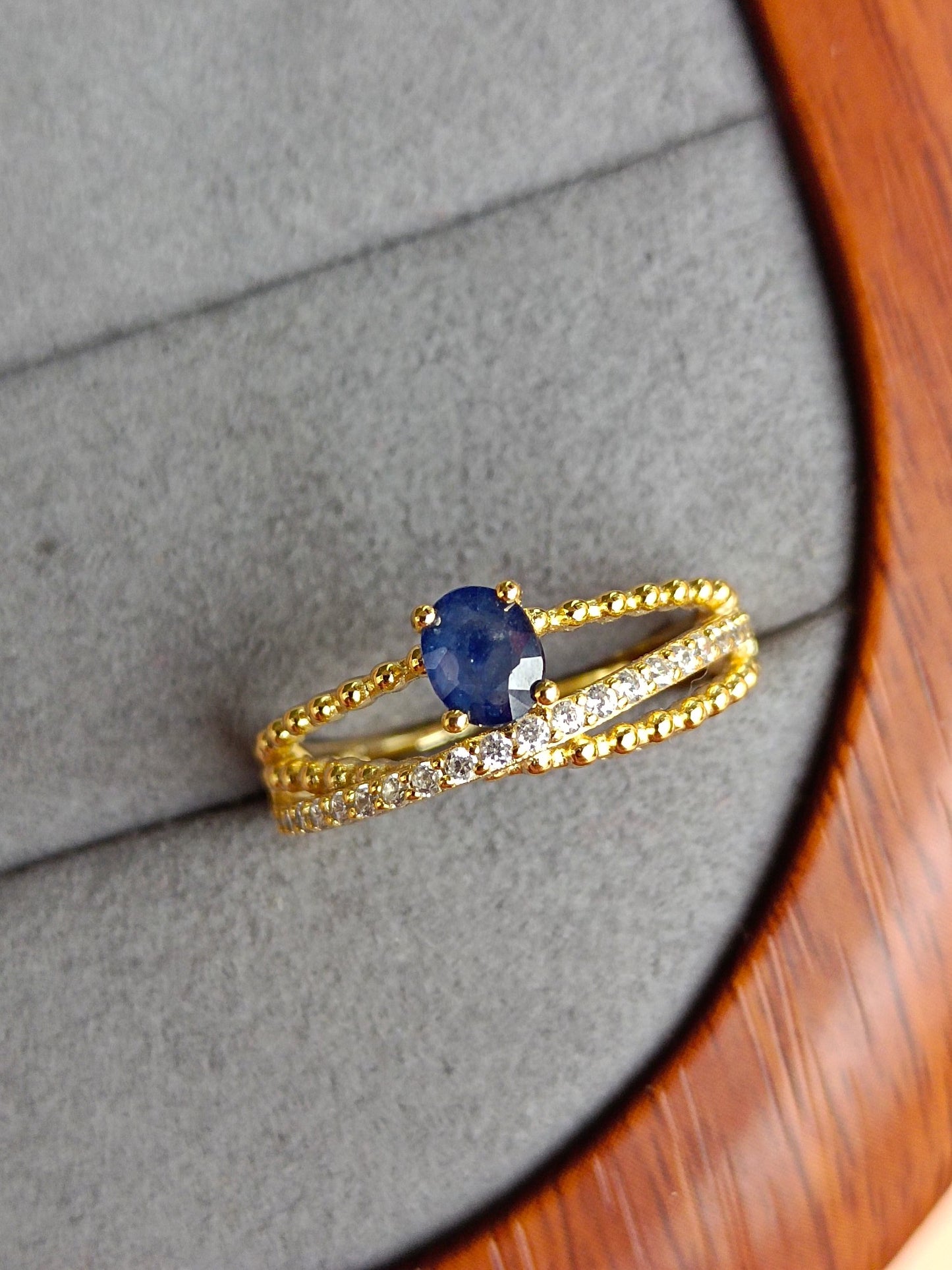 Anello con zaffiro naturale: un gioiello di intelletto, eleganza e saggezza