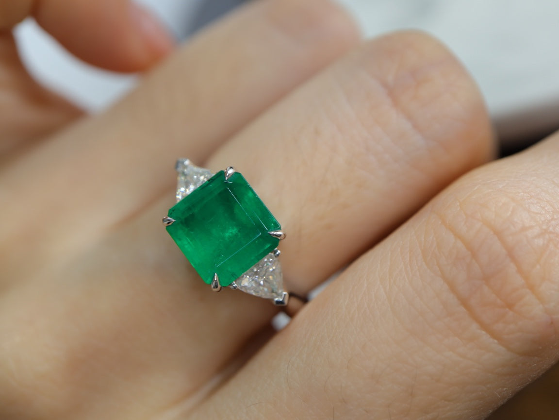 Bijuterii de smarald: inel verde viu de smarald de 2,91 ct cu accente de diamante