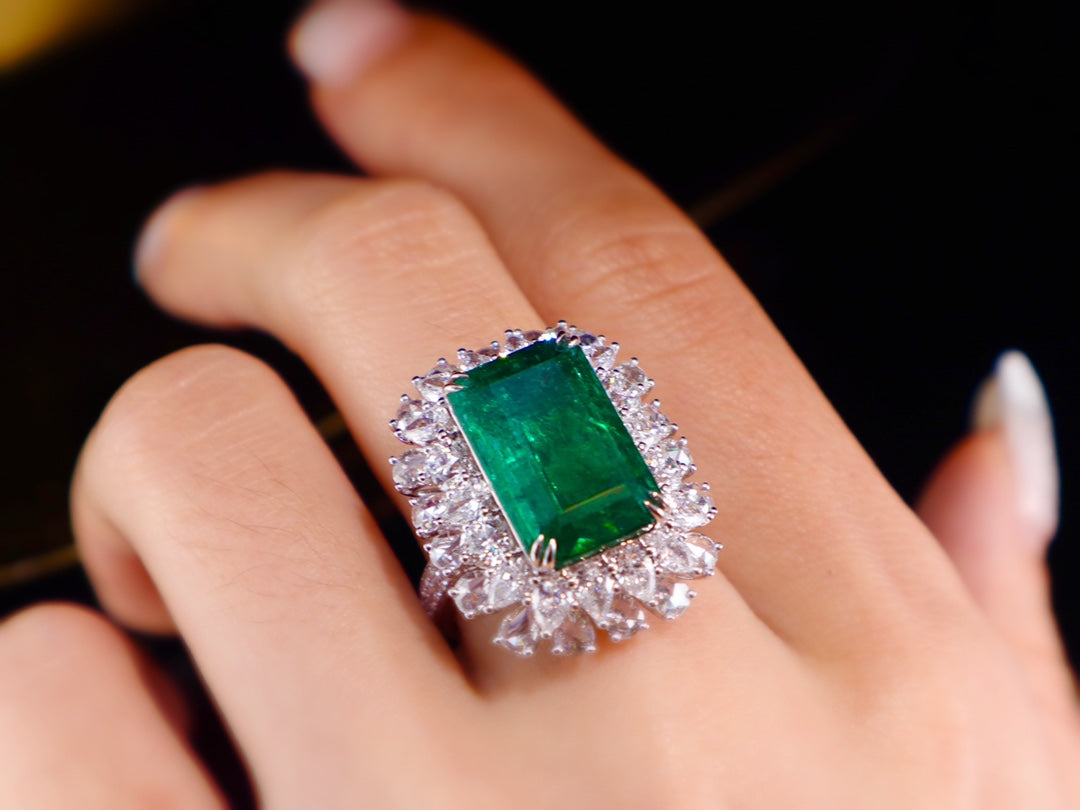 Emerald Ring Splendor: 9.58ct Grand Luxury Jewelry Piece