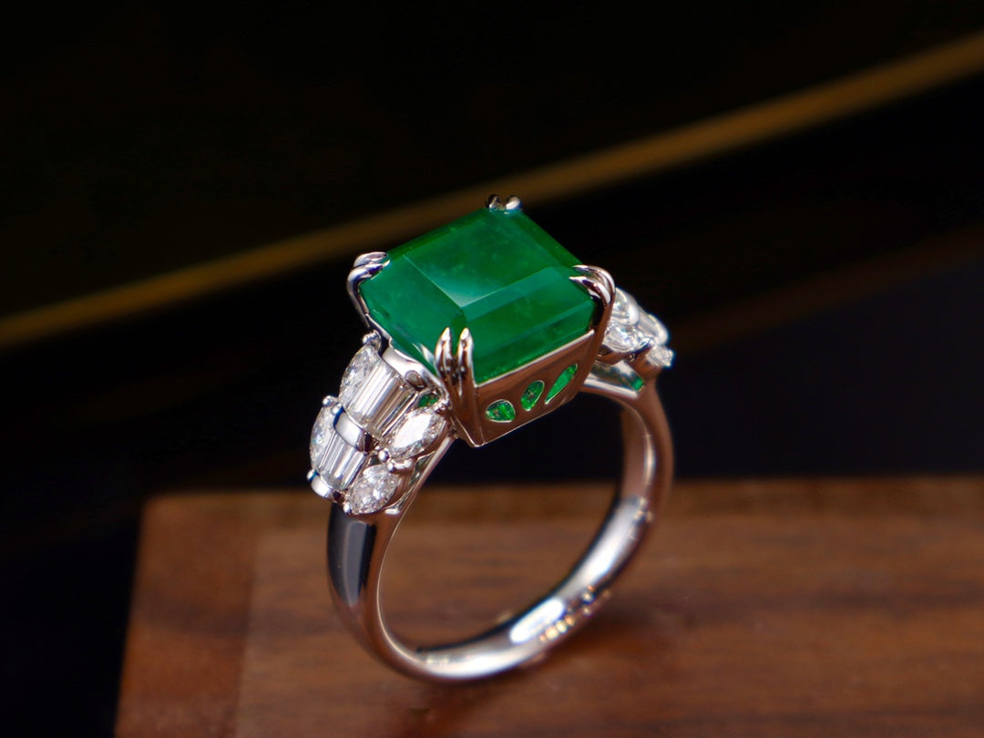 Anello con smeraldo - Gioiello classico verde vivido