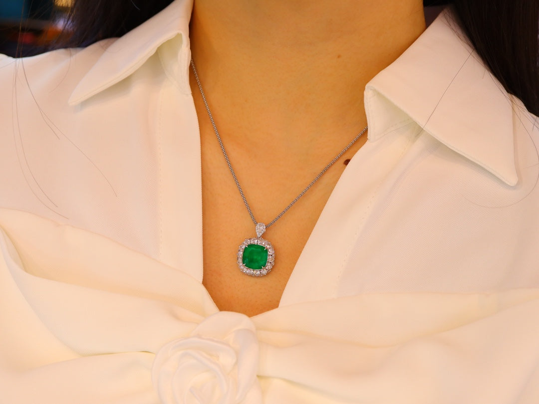 Emerald Pendant Jewelry: Vivid Green, Large 6.32ct Stone