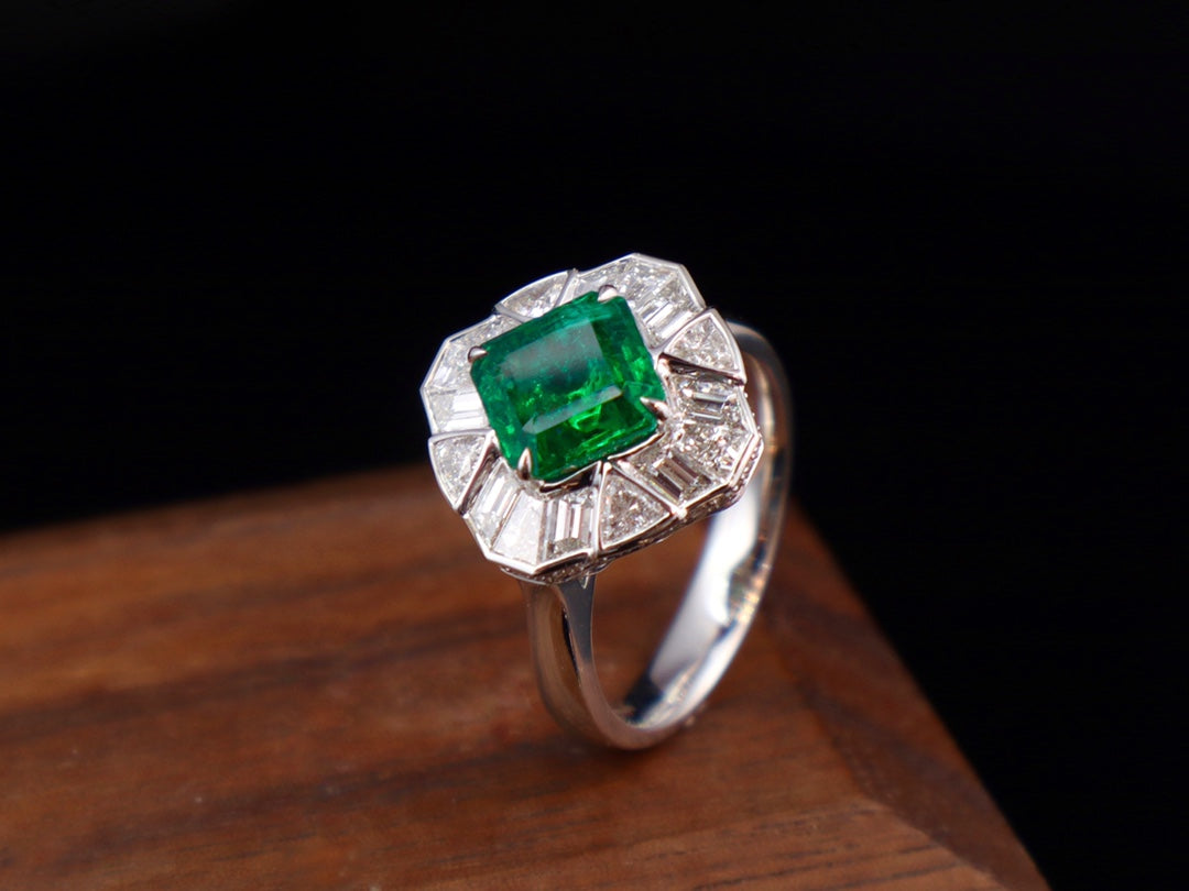 Anello con smeraldo dal design architettonico - Gioielleria di fascia alta