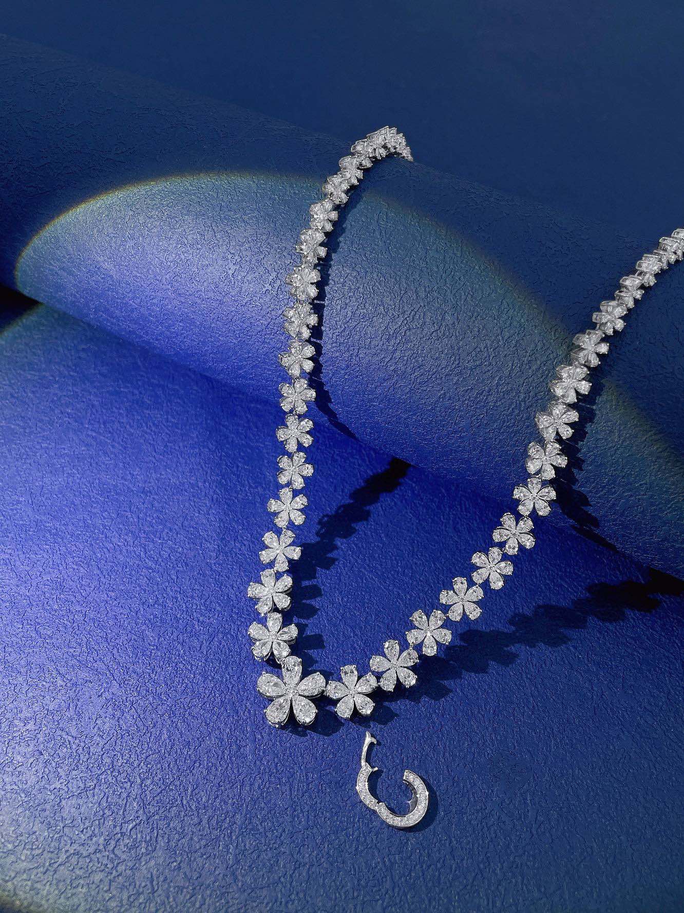 Vielseitige Anhänger-Halskette aus 18 Karat kultiviertem Fünf-Blumen-Farbverlauf mit Pavé-Fassung – Schmuckstein
