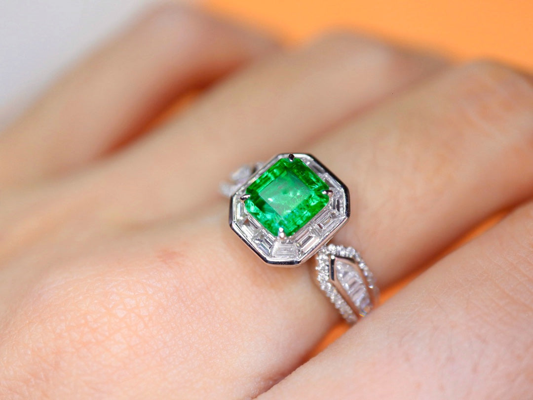 Smaragdring: Leuchtend grüner Schmuck mit Diamantakzent