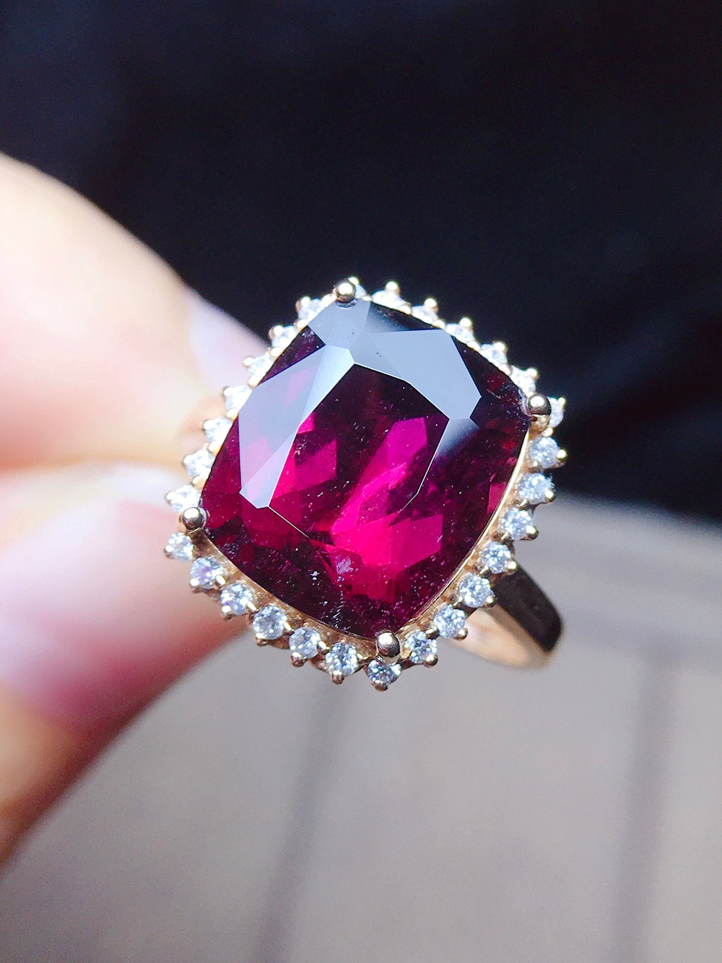 Anillo de turmalina natural con detalles de diamantes - Exquisita pieza de joyería