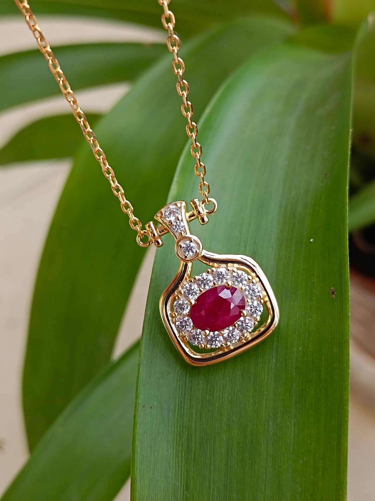 Collana con ciondolo rubino alla moda con bottiglia di profumo - Gioiello elegante