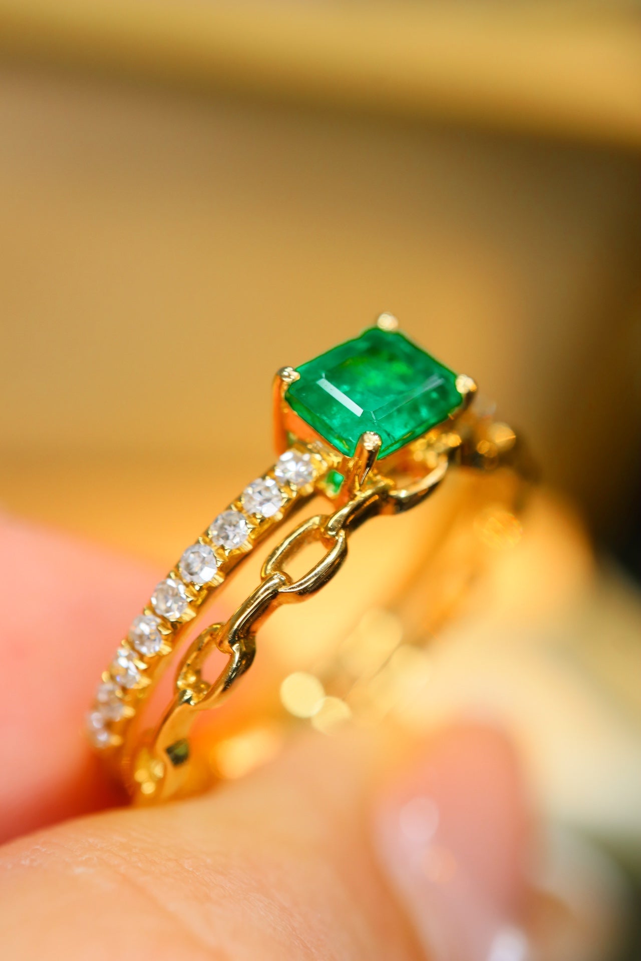 Panjshir Fine Jewelry - smaragdisormus timanttikorosteella