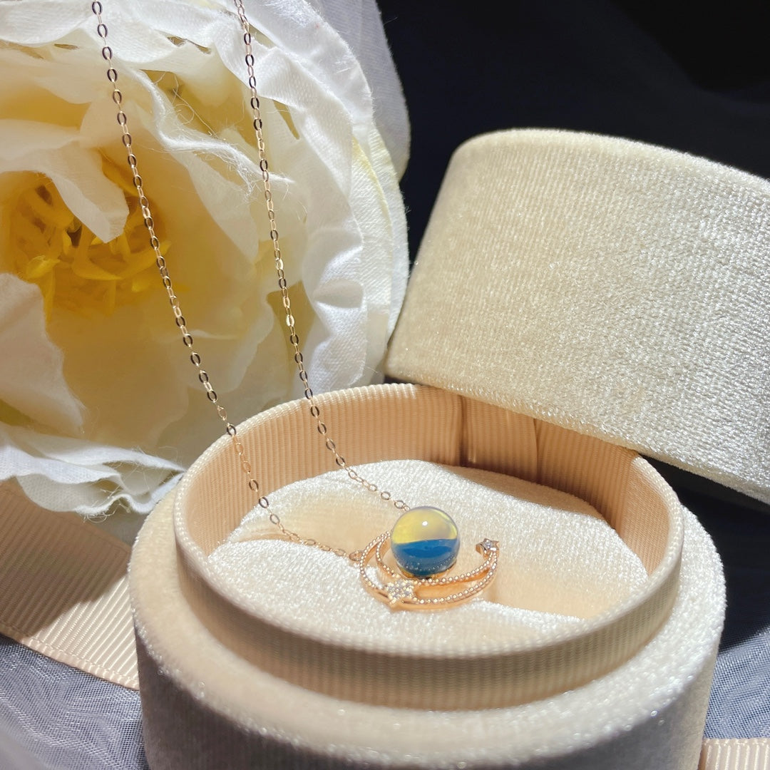 وصول جديد: قلادة من الكهرمان الأزرق الدومينيكي المضمنة بالذهب عيار 18 قيراط - مجوهرات فريدة