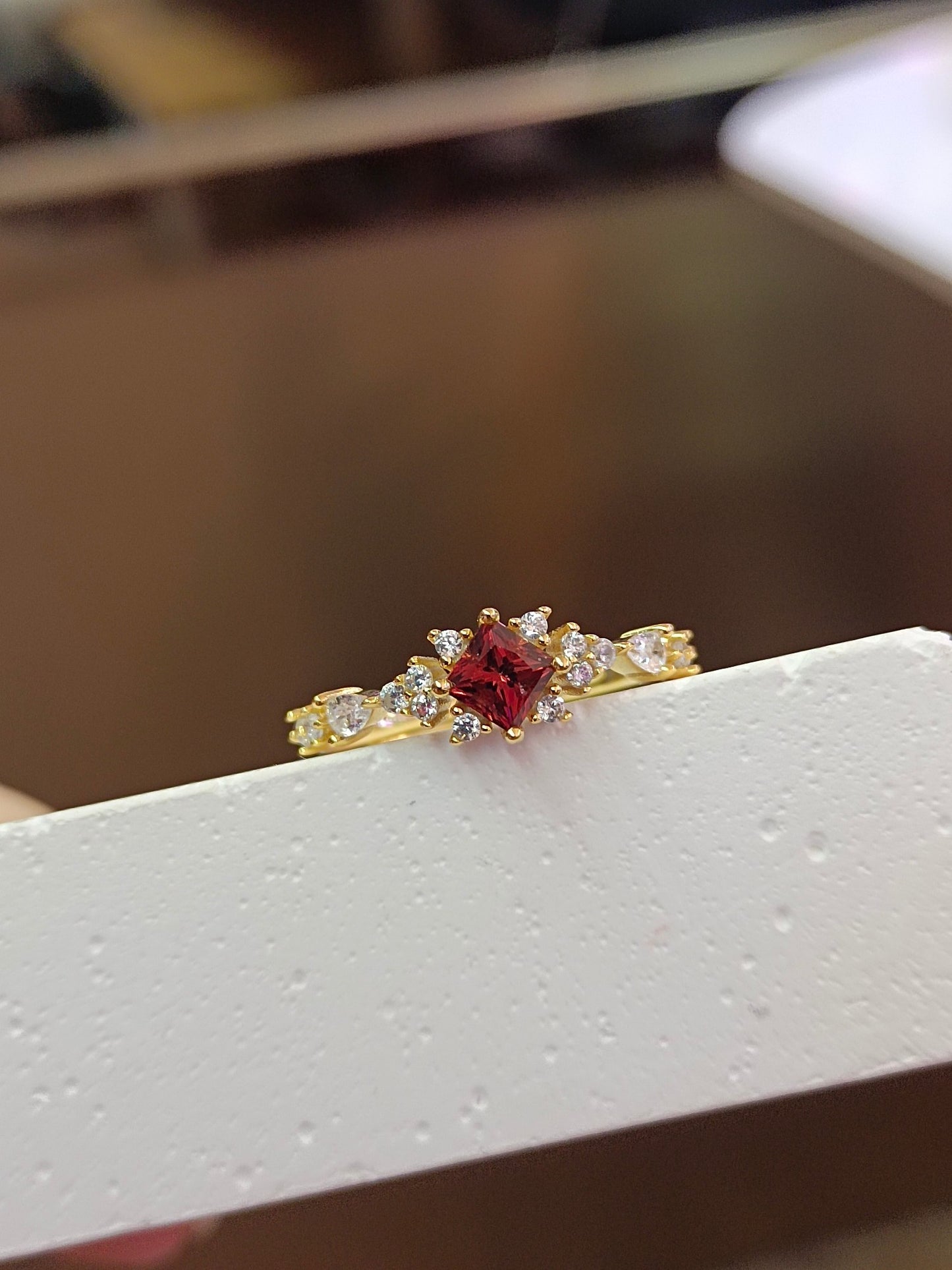 S925 Sølv Princess-Cut Granat Ring - Utsøkt smykkehåndverk