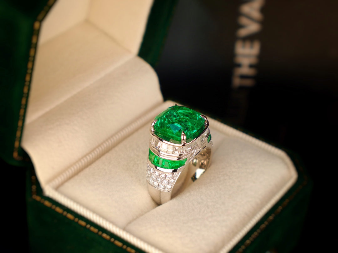 Bague émeraude avec un design artistique architectural | Bijoux haut de gamme
