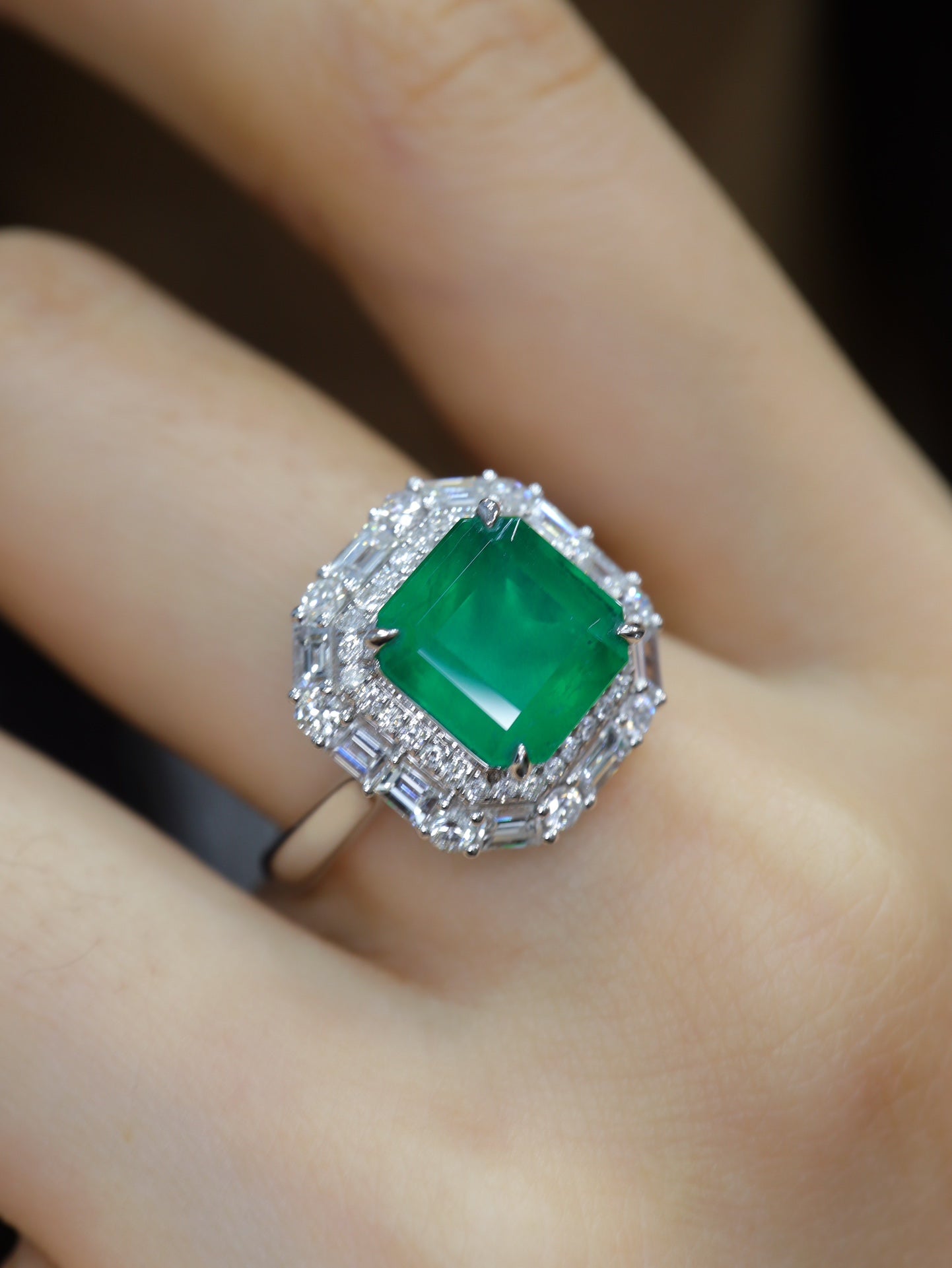 Smaragdring: Lebhaft grüner, klassischer Eleganzschmuck