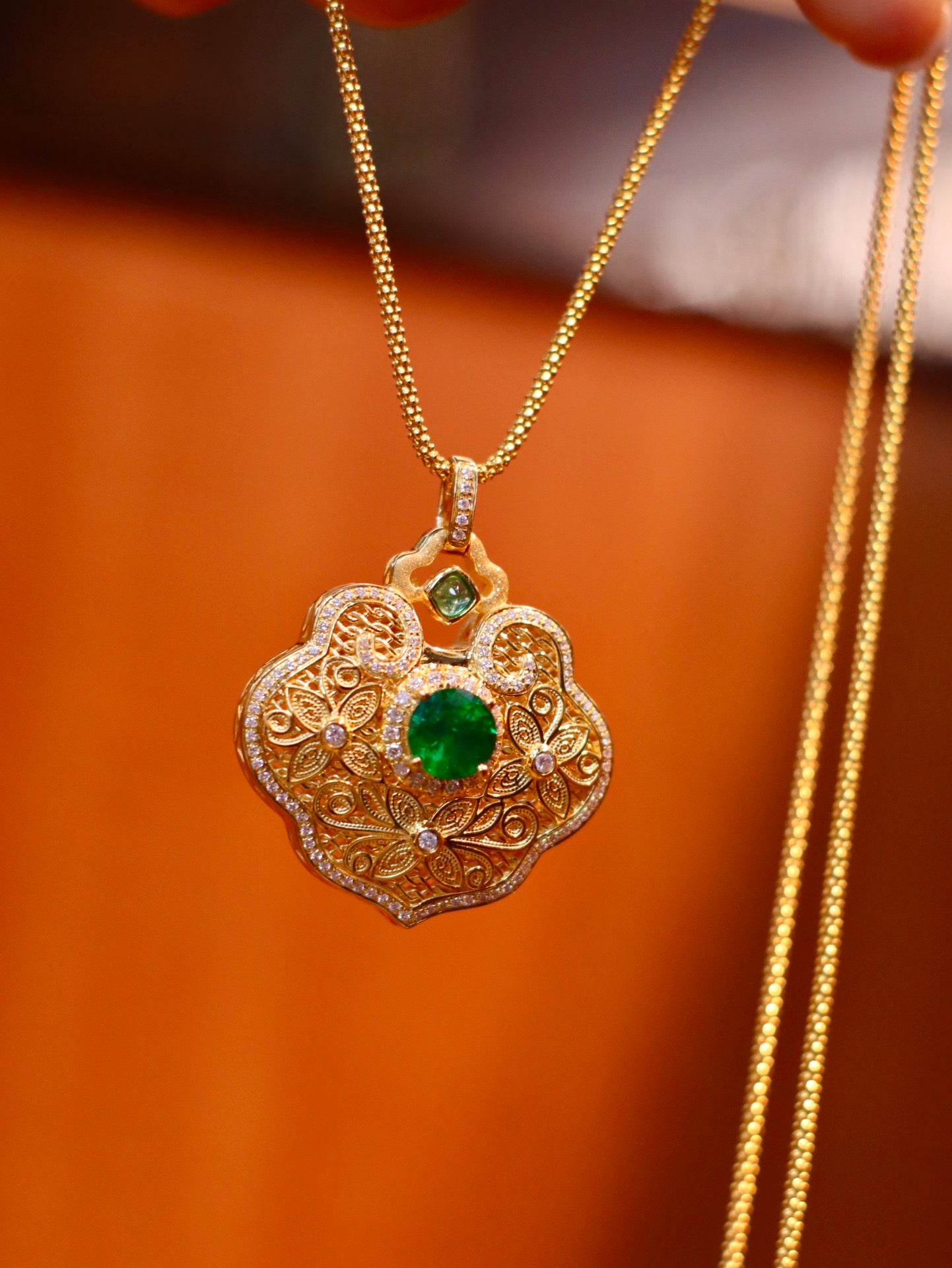 Exquisito colgante con candado de paz esmeralda y hoja de jade de rama dorada - Joyería Premium