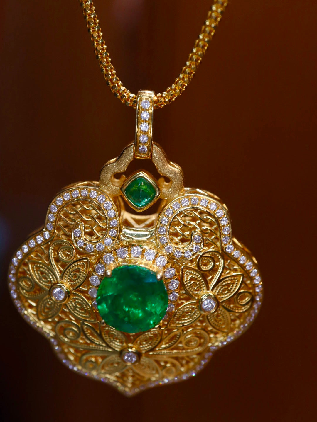 Emerald Green Amulet Pendant Jewelry - Locking in Safety and Fortune