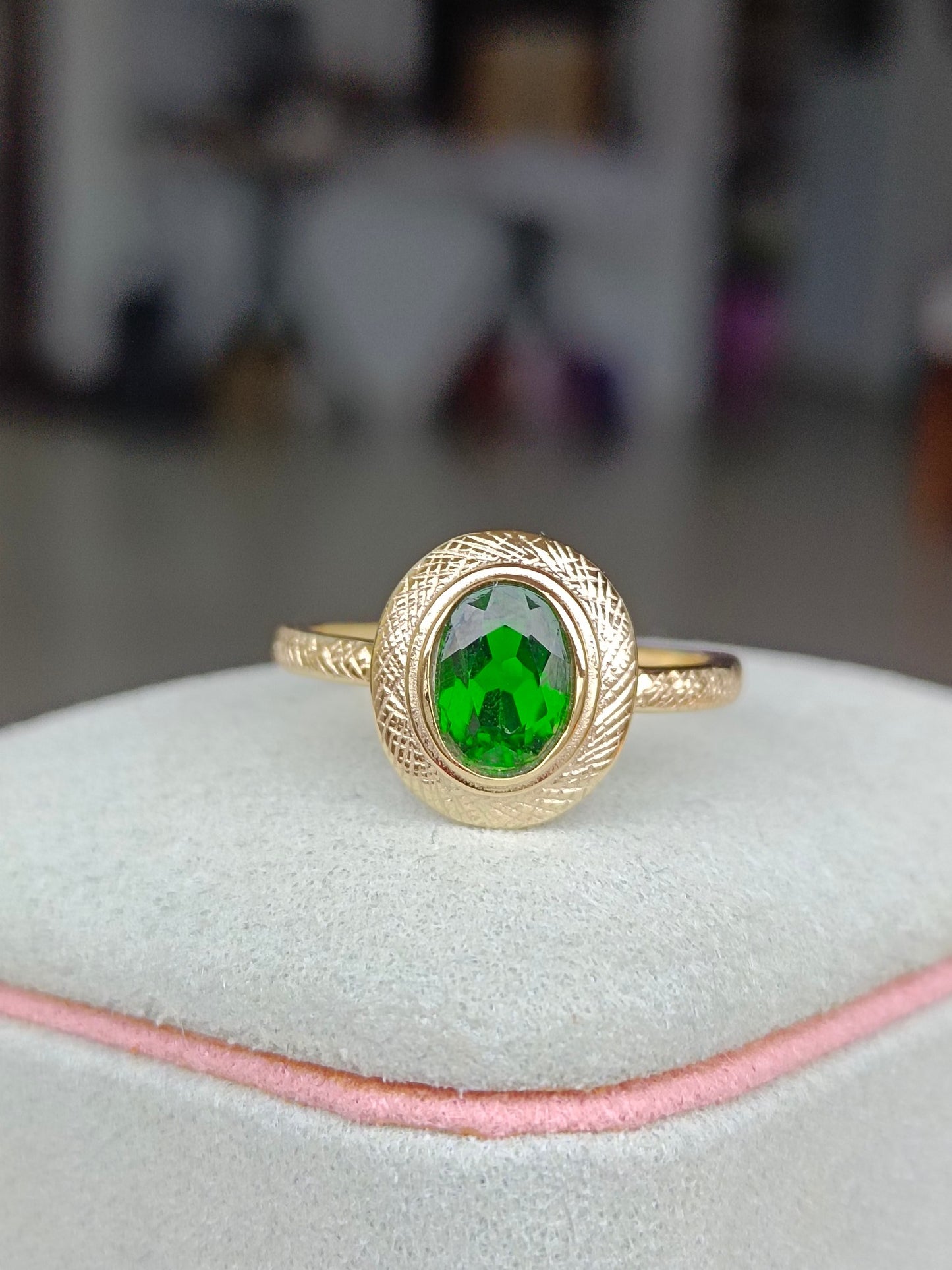 Inel diopside natural rafinat - O fuziune a pietrelor prețioase și a măiestriei Buccellati