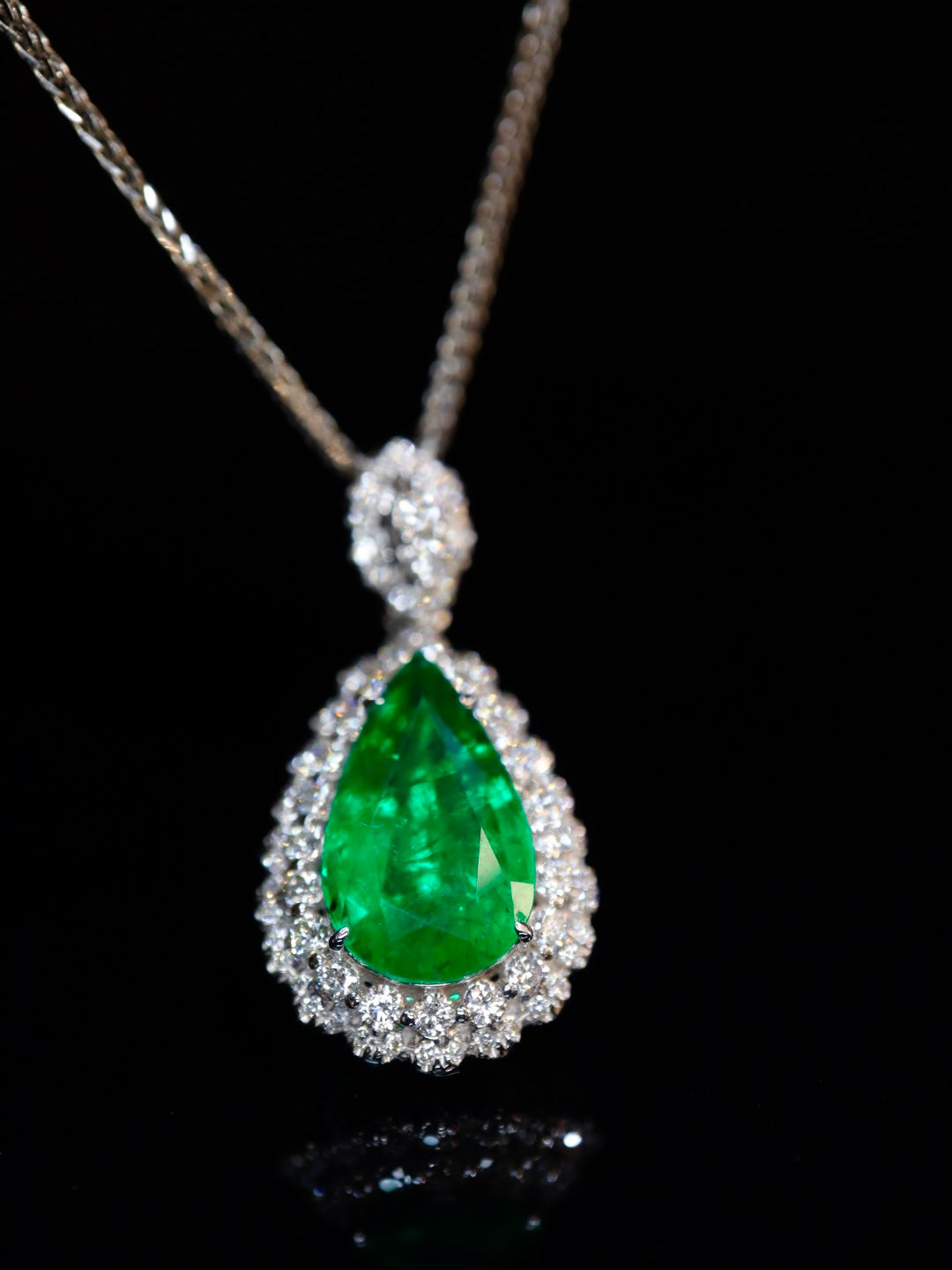 Sieraden met smaragdgroene hanger: klassieke waterdruppelsnit met muzogroen glaskristal