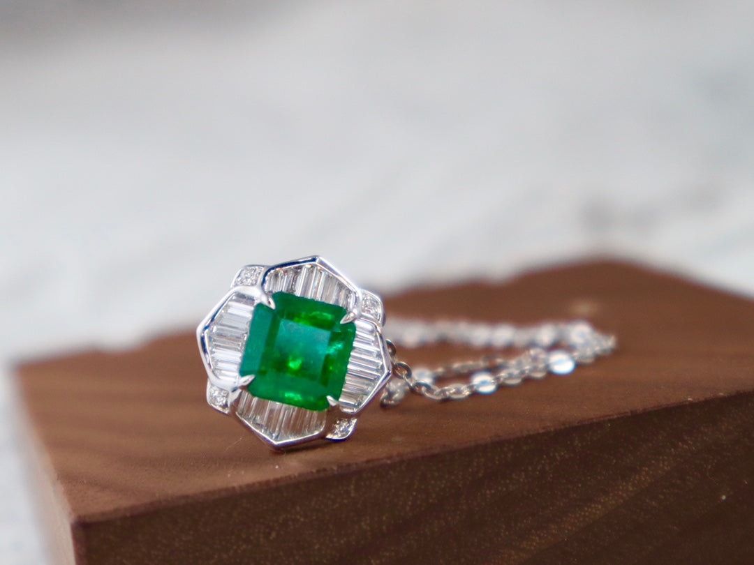 Collana con pendente di smeraldi: gioiello senza tempo