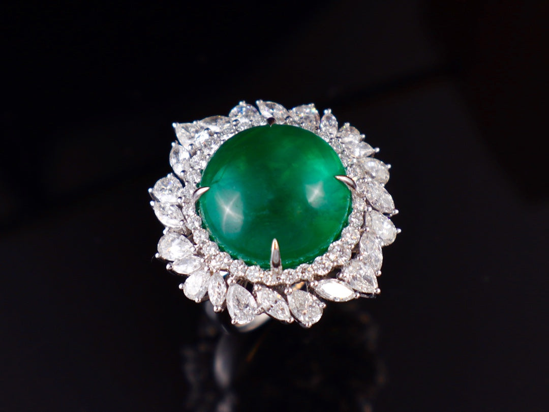 Anello con smeraldo: gioielli verde brillante di squisita fattura
