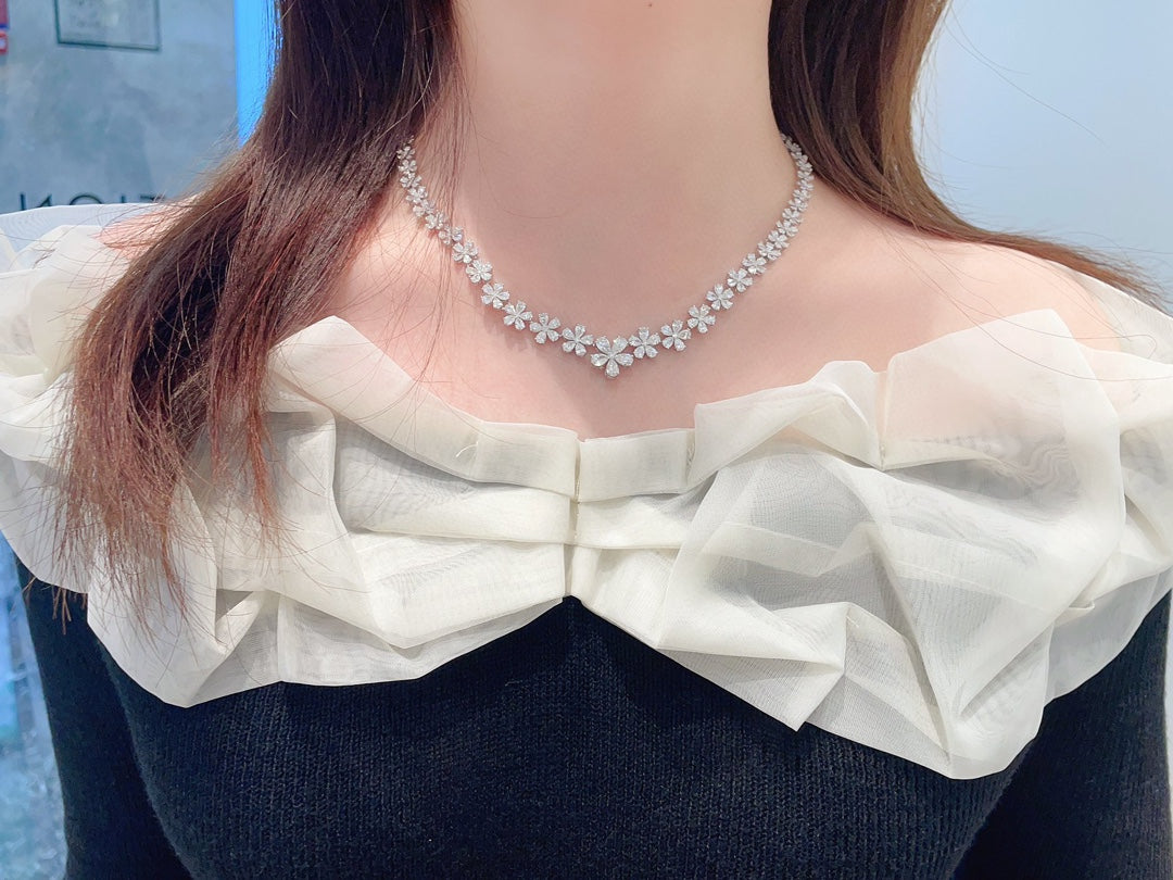 Vielseitige Anhänger-Halskette aus 18 Karat kultiviertem Fünf-Blumen-Farbverlauf mit Pavé-Fassung – Schmuckstein