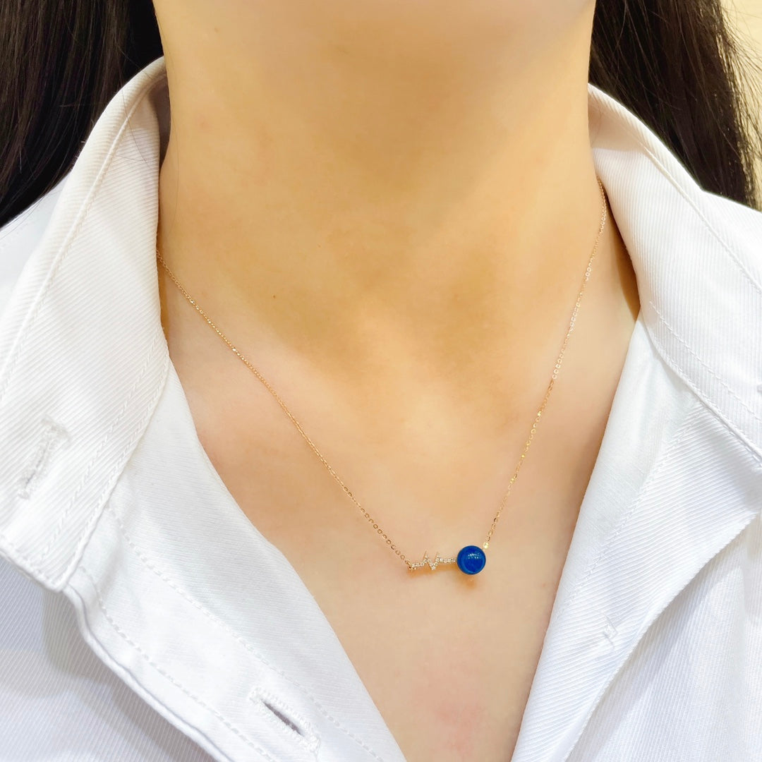 Wykwintny wisiorek z 18-karatowego złota z osadzonym niebieskim bursztynem dominikańskim - znaczące spotkanie w biżuterii