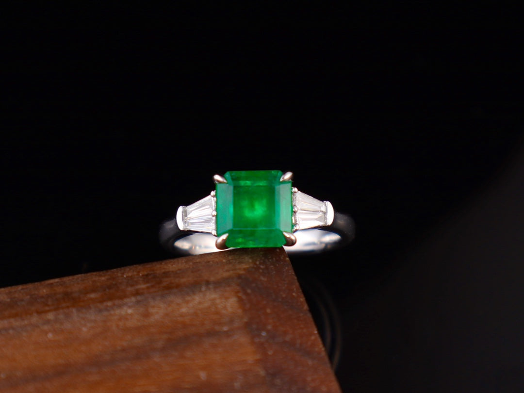 Smaragdring – leuchtend grünes Schmuckstück mit Diamantakzenten
