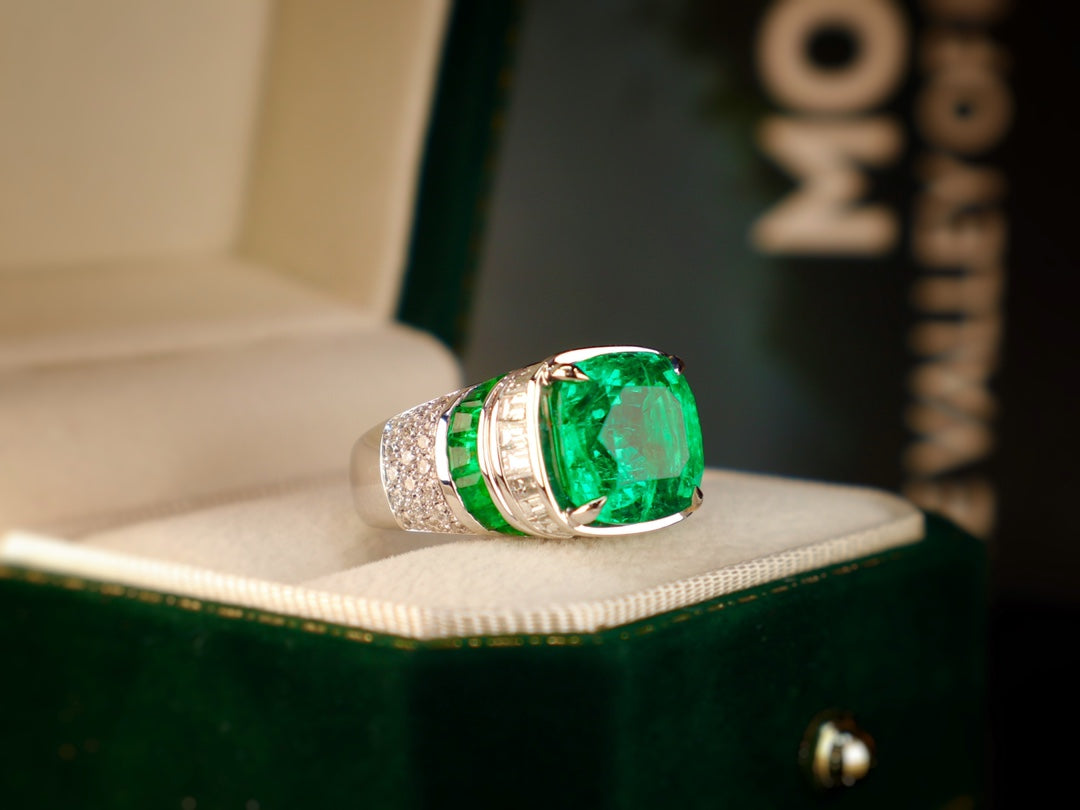 Bague émeraude avec un design artistique architectural | Bijoux haut de gamme